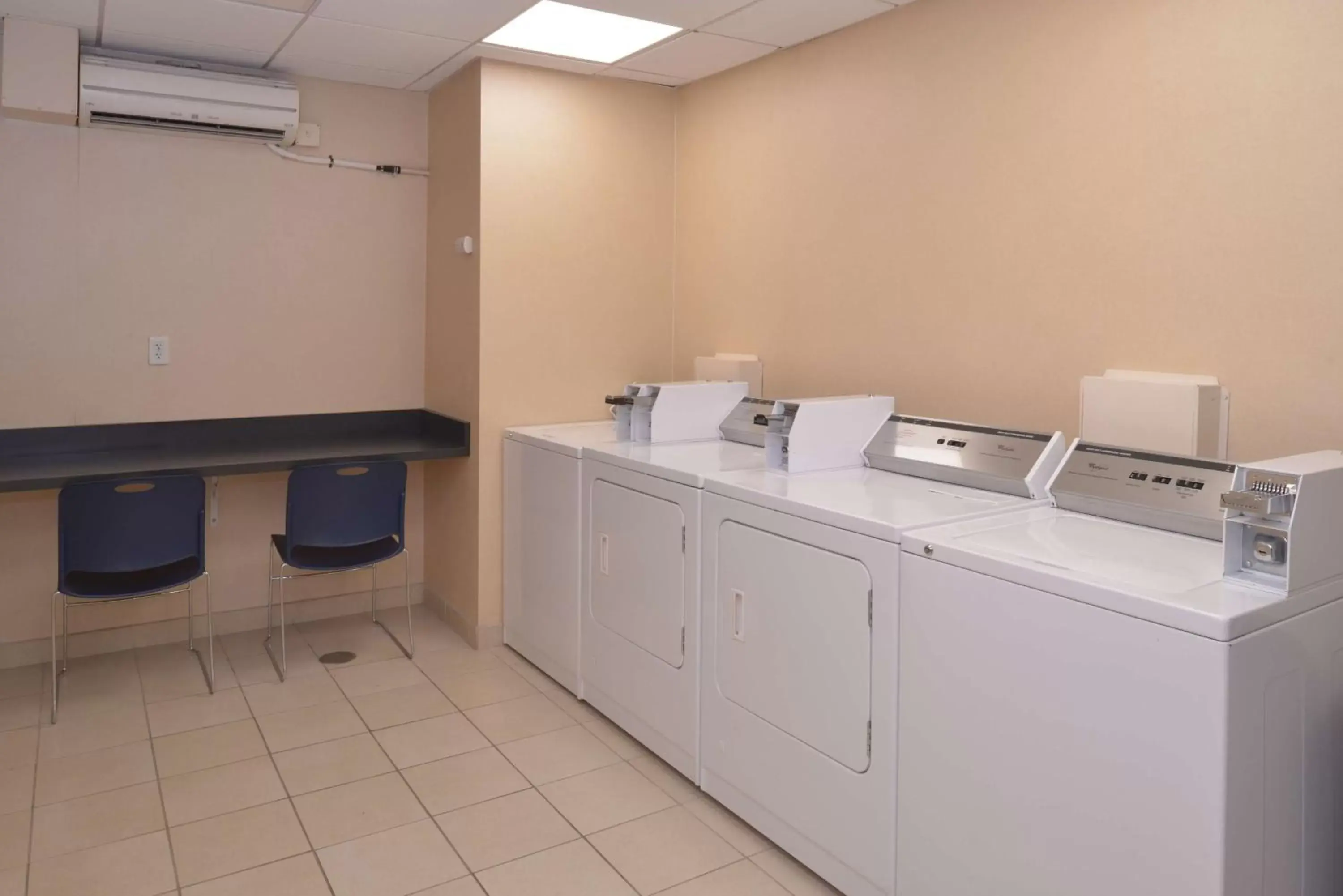 Property building, Kitchen/Kitchenette in Hampton Inn and Suites Bakersfield North-Airport