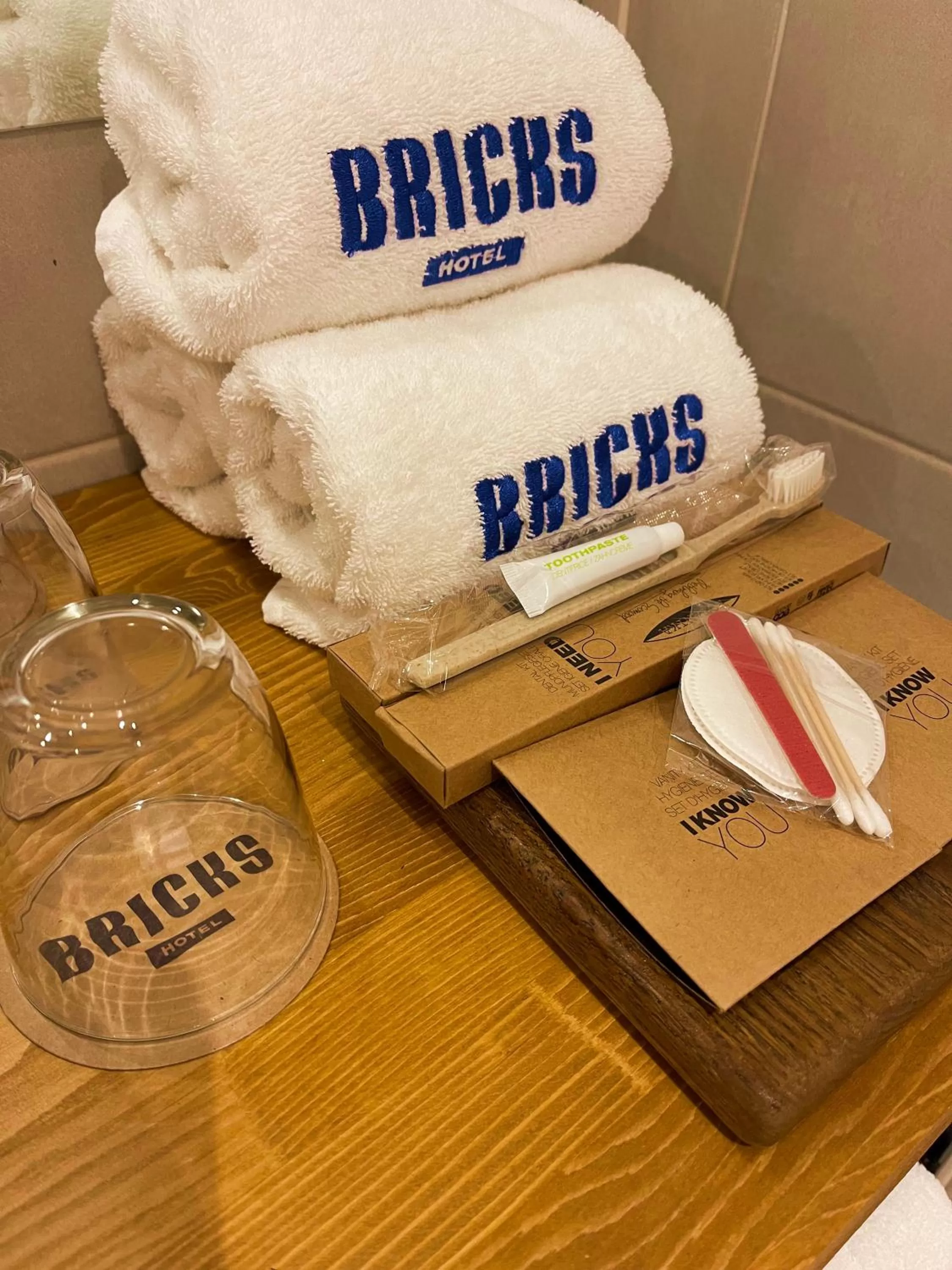 Text overlay in Bricks Hotel