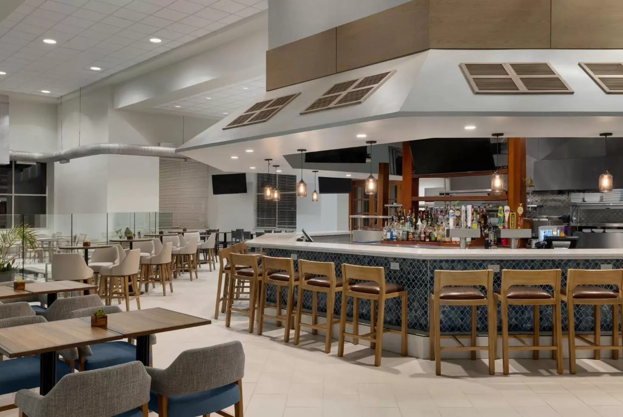 Restaurant/places to eat, Lounge/Bar in Holiday Inn & Suites Ocean City, an IHG Hotel