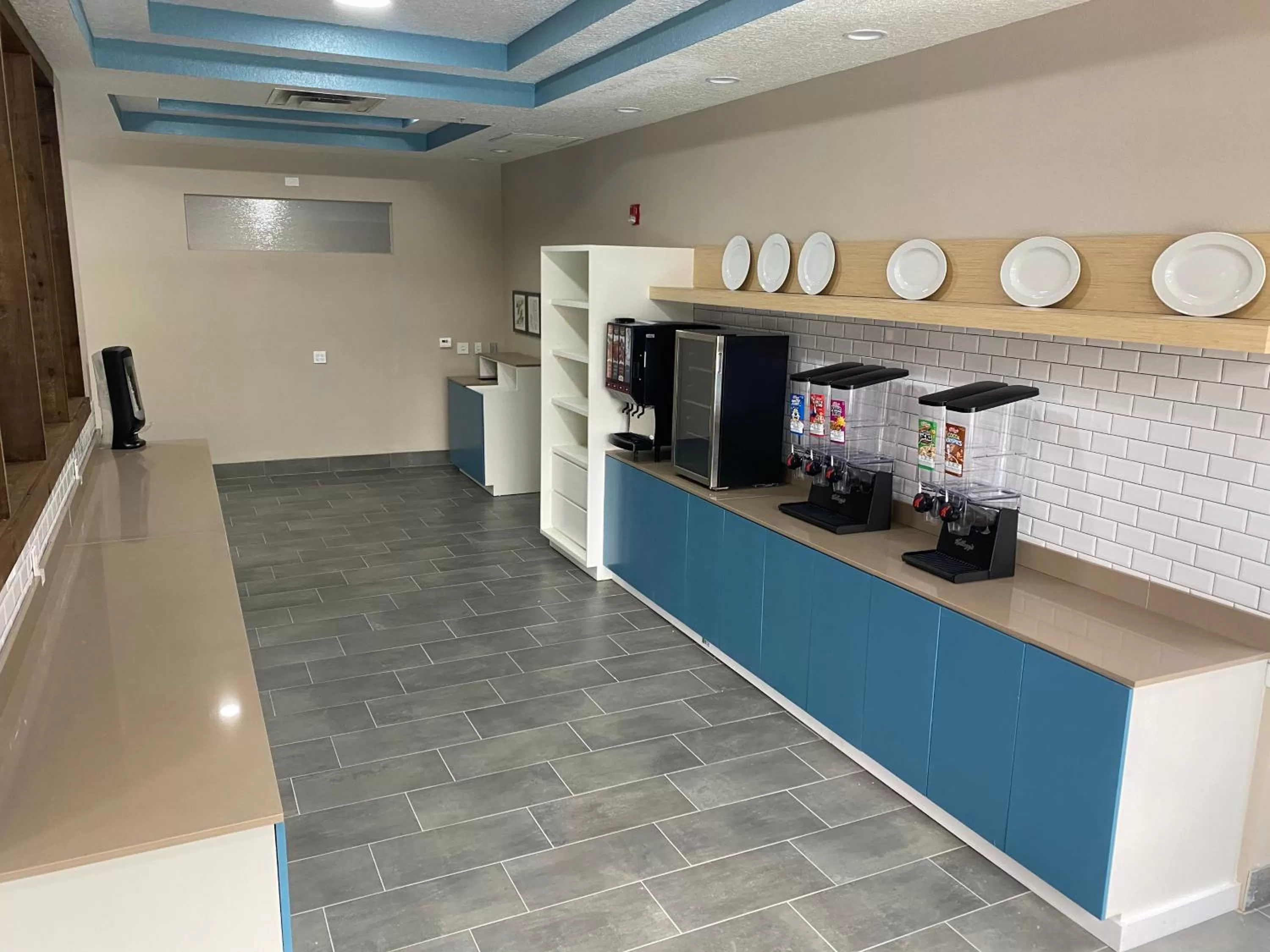 Breakfast in Country Inn & Suites by Radisson, RJ Stadium - Tampa Airport East