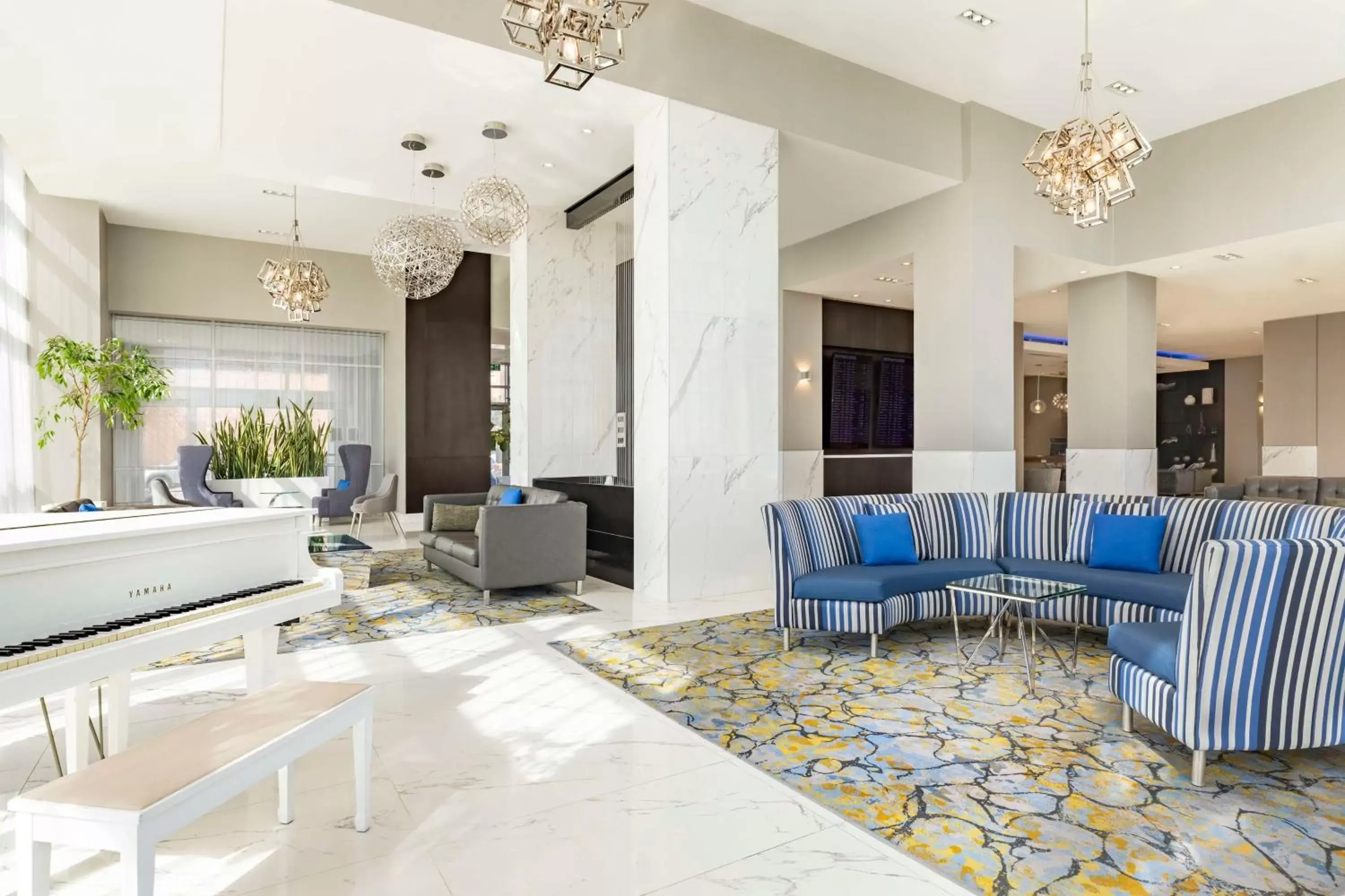 Lobby or reception, Seating Area in Embassy Suites By Hilton Toronto Airport