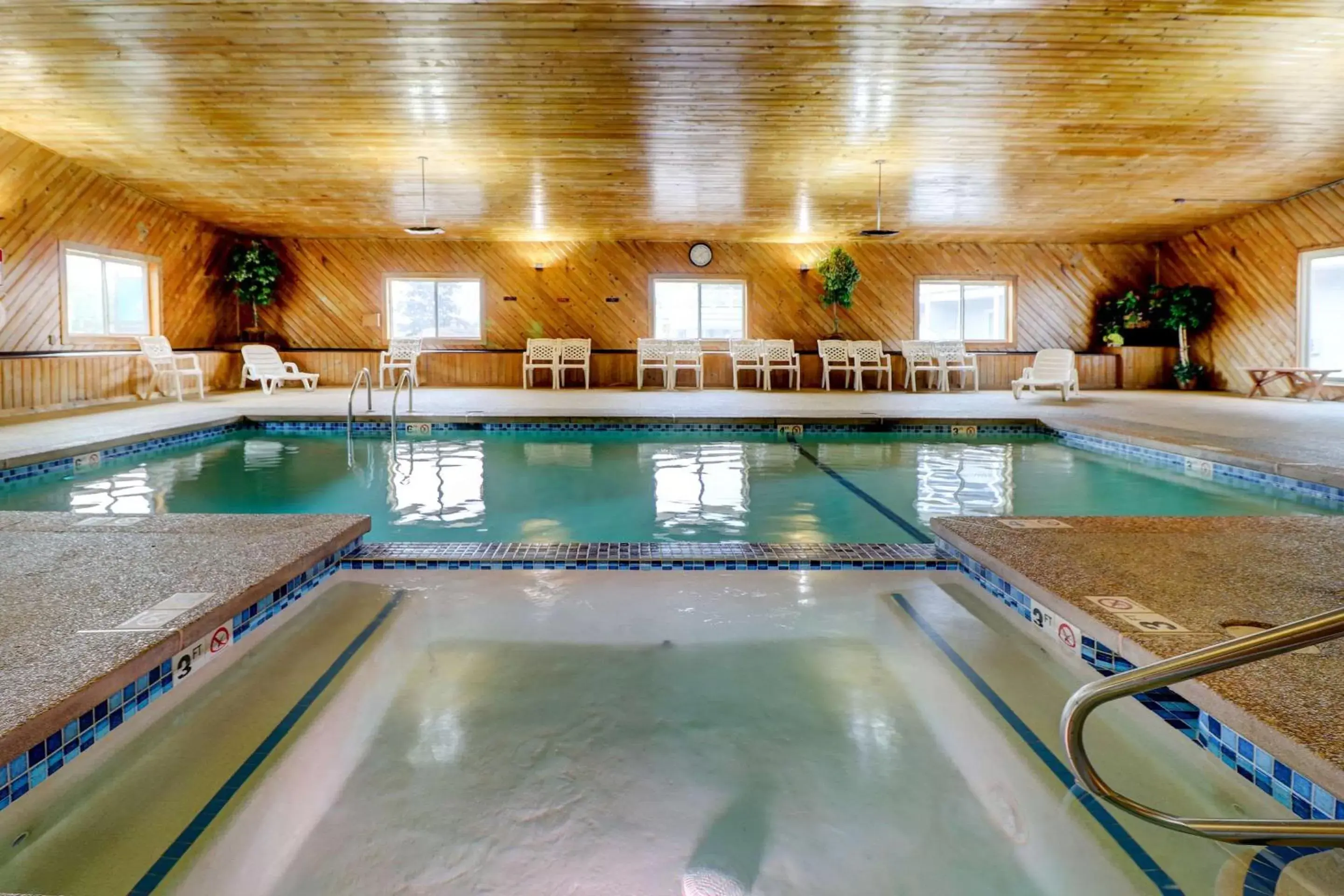 Swimming pool in Quality Inn & Suites Lincoln I-93 Swimming pool in Quality Inn & Suites Lincoln I-93