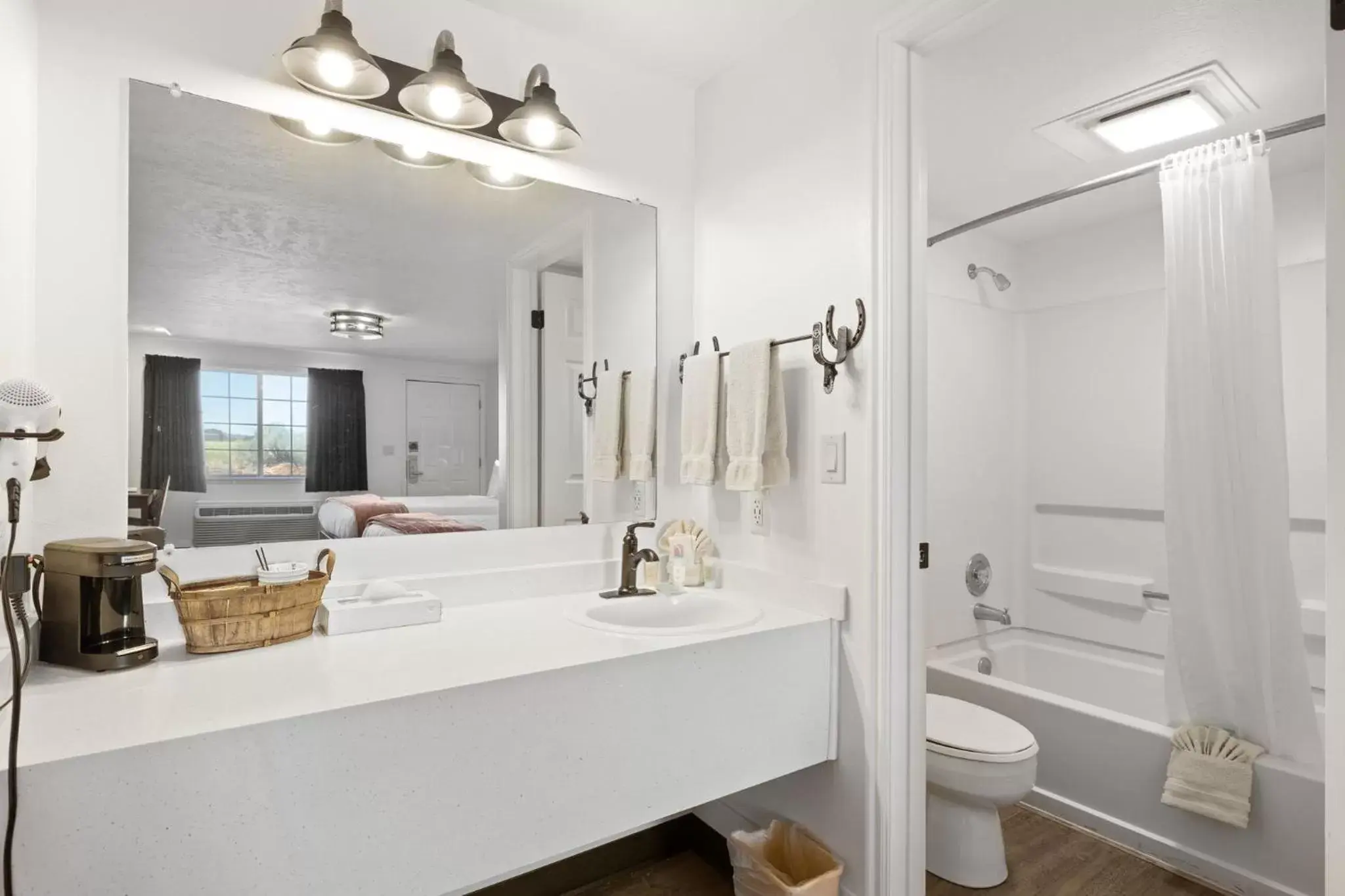 Shower, Bathroom in Broken Spur Inn & Steakhouse