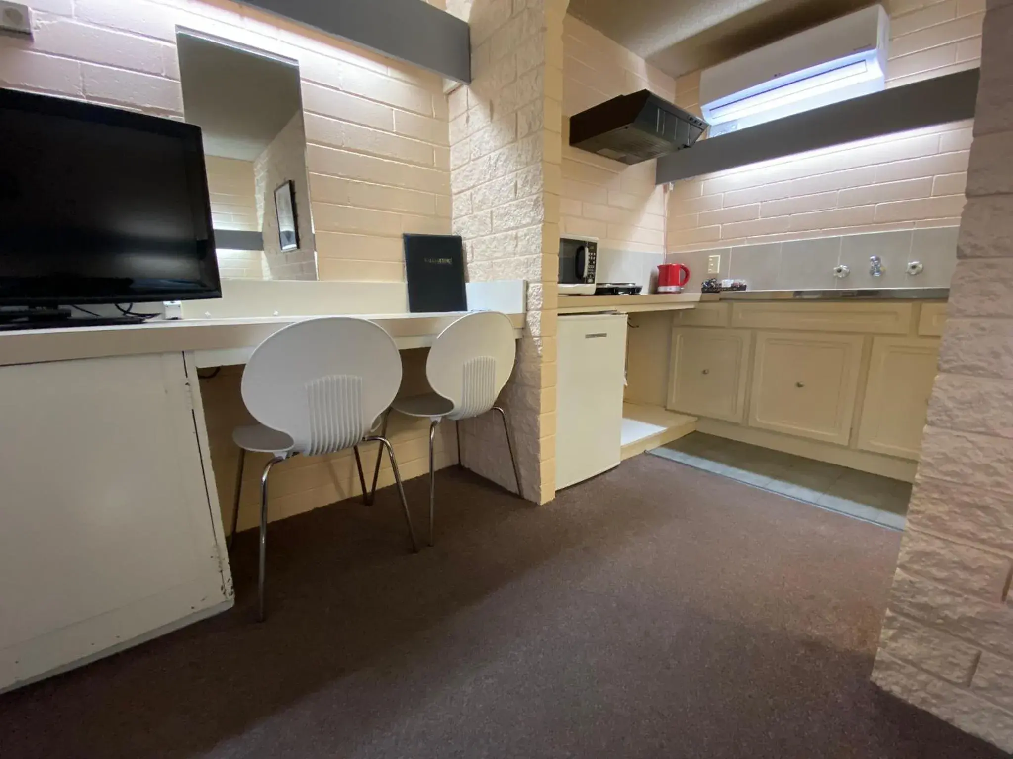 TV and multimedia, Kitchen/Kitchenette in Mahogany Motel