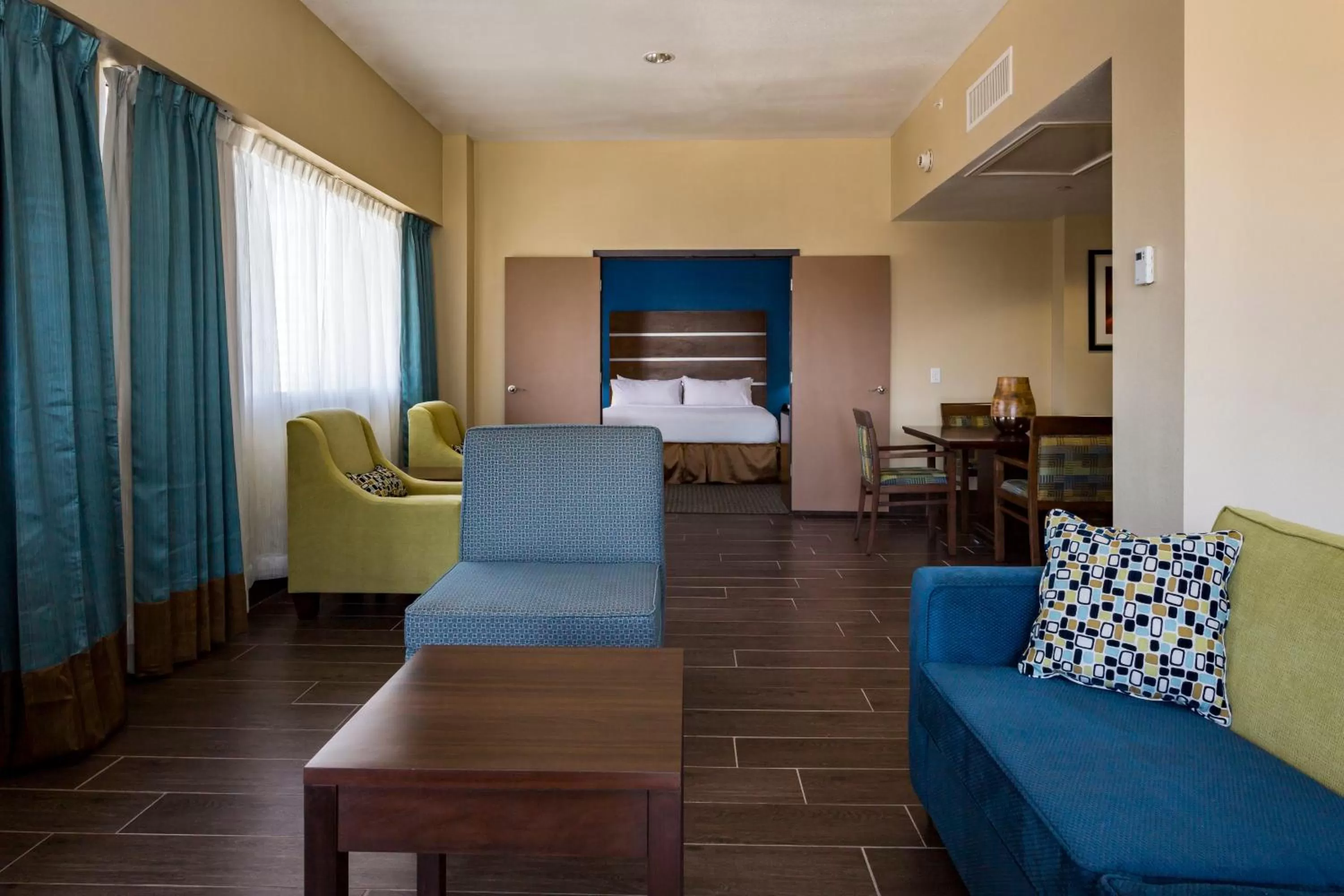 Photo of the whole room, Bed in Holiday Inn Houston Downtown by IHG