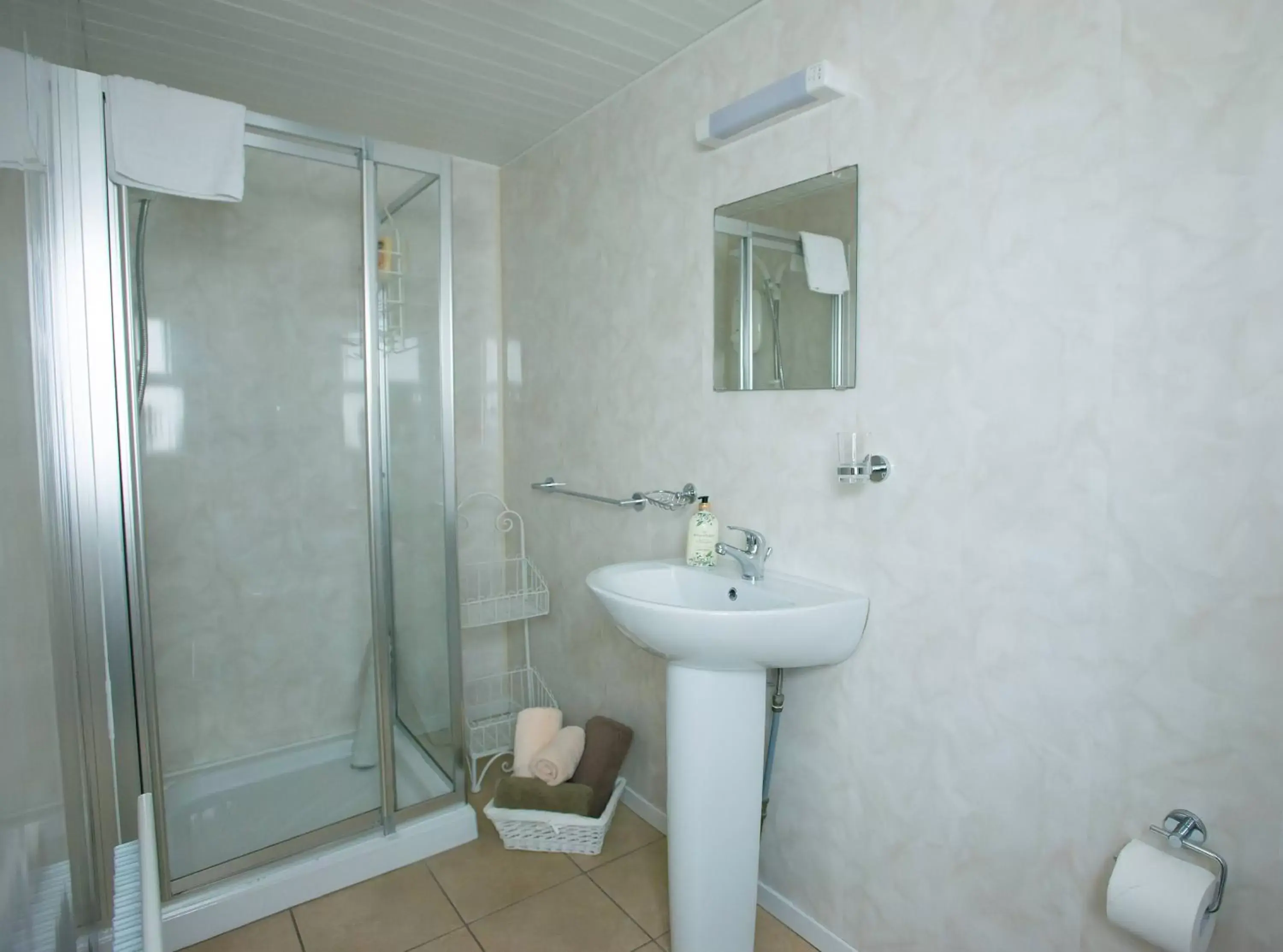 Shower, Bathroom in Cul-Erg House & Kitchen