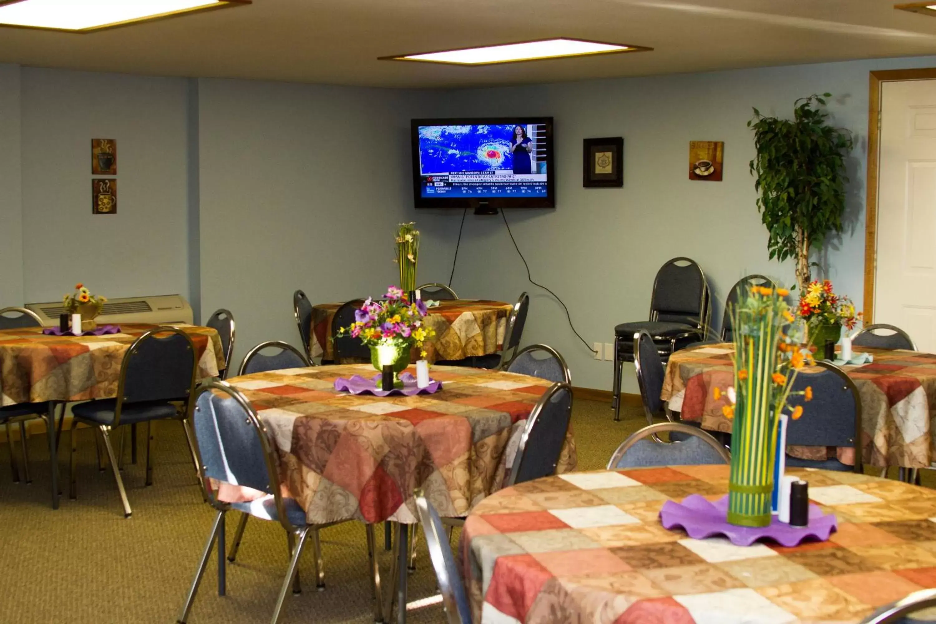 Breakfast, Restaurant/Places to Eat in Cottonwood Inn & Suites