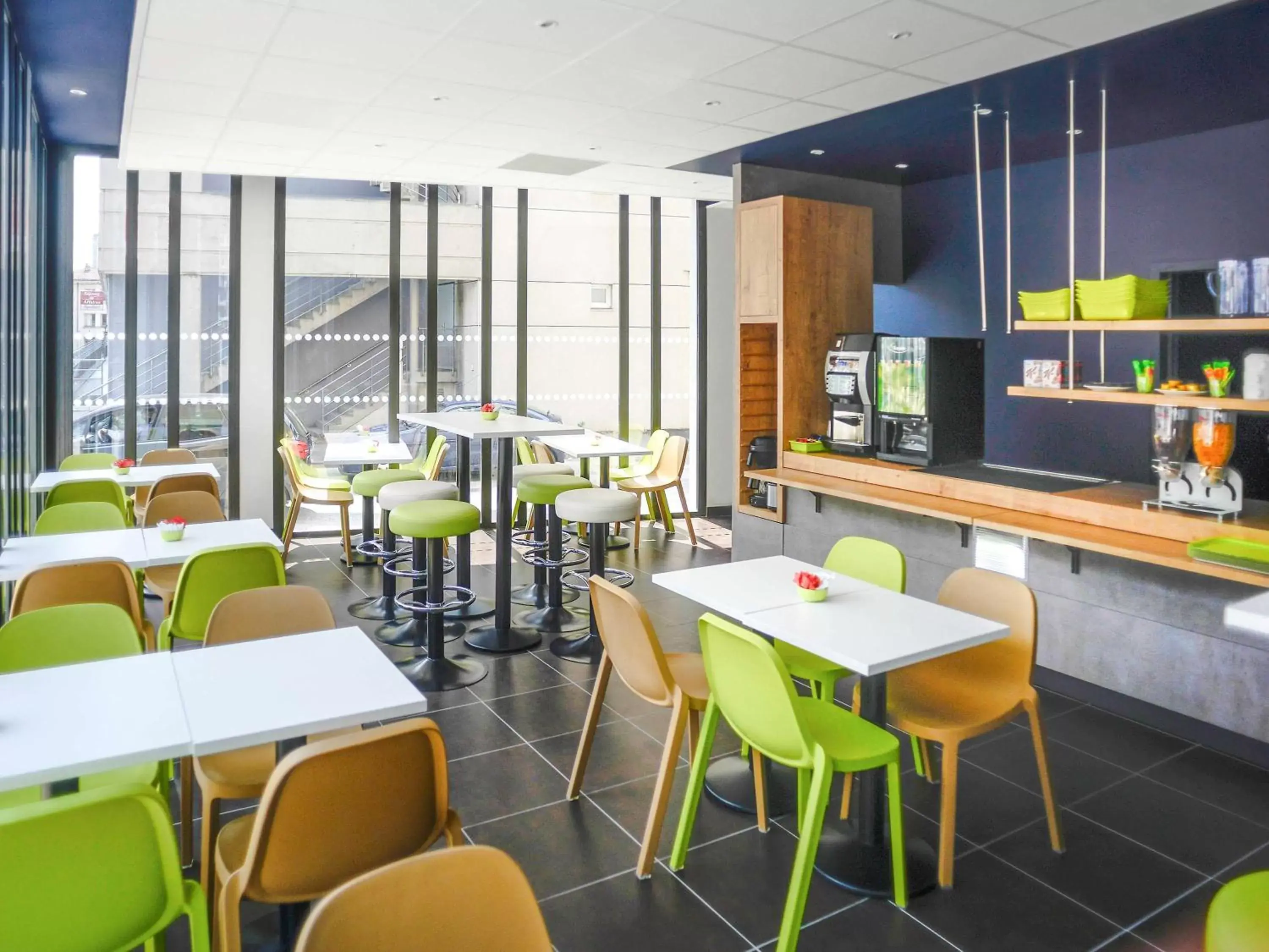 Property building, Restaurant/Places to Eat in ibis budget Gare de Poitiers