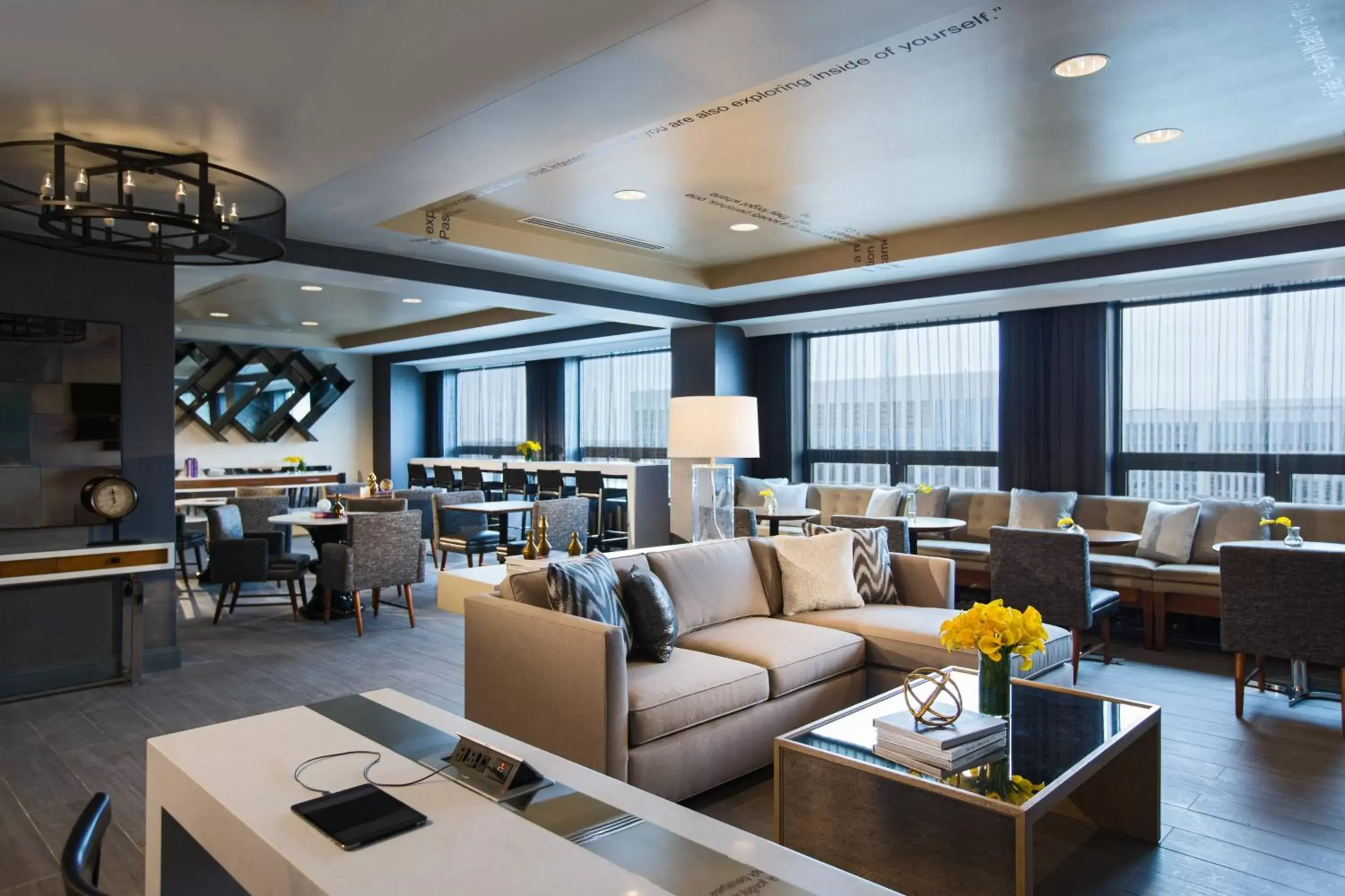 Lounge or bar, Restaurant/Places to Eat in Renaissance Chicago O'Hare Suites Hotel