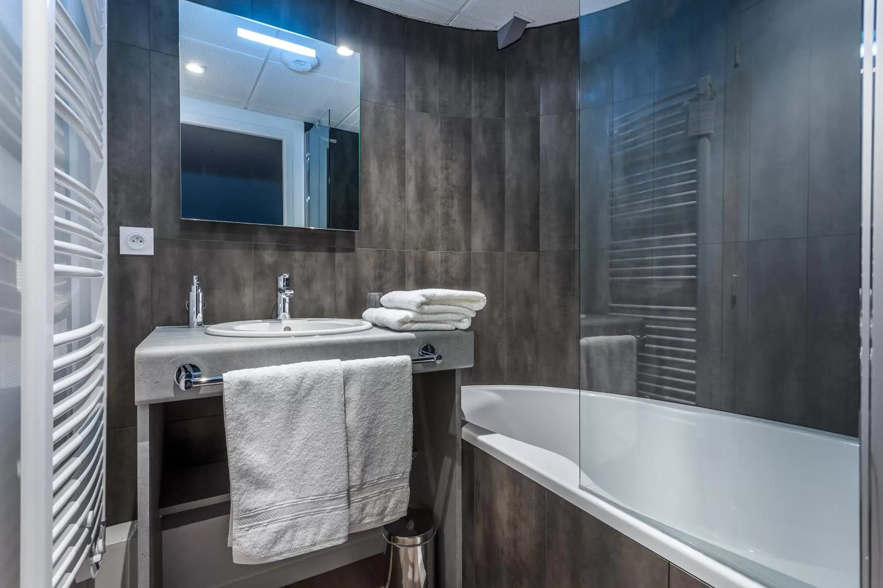 Bathroom in Hôtel des Marais Salants