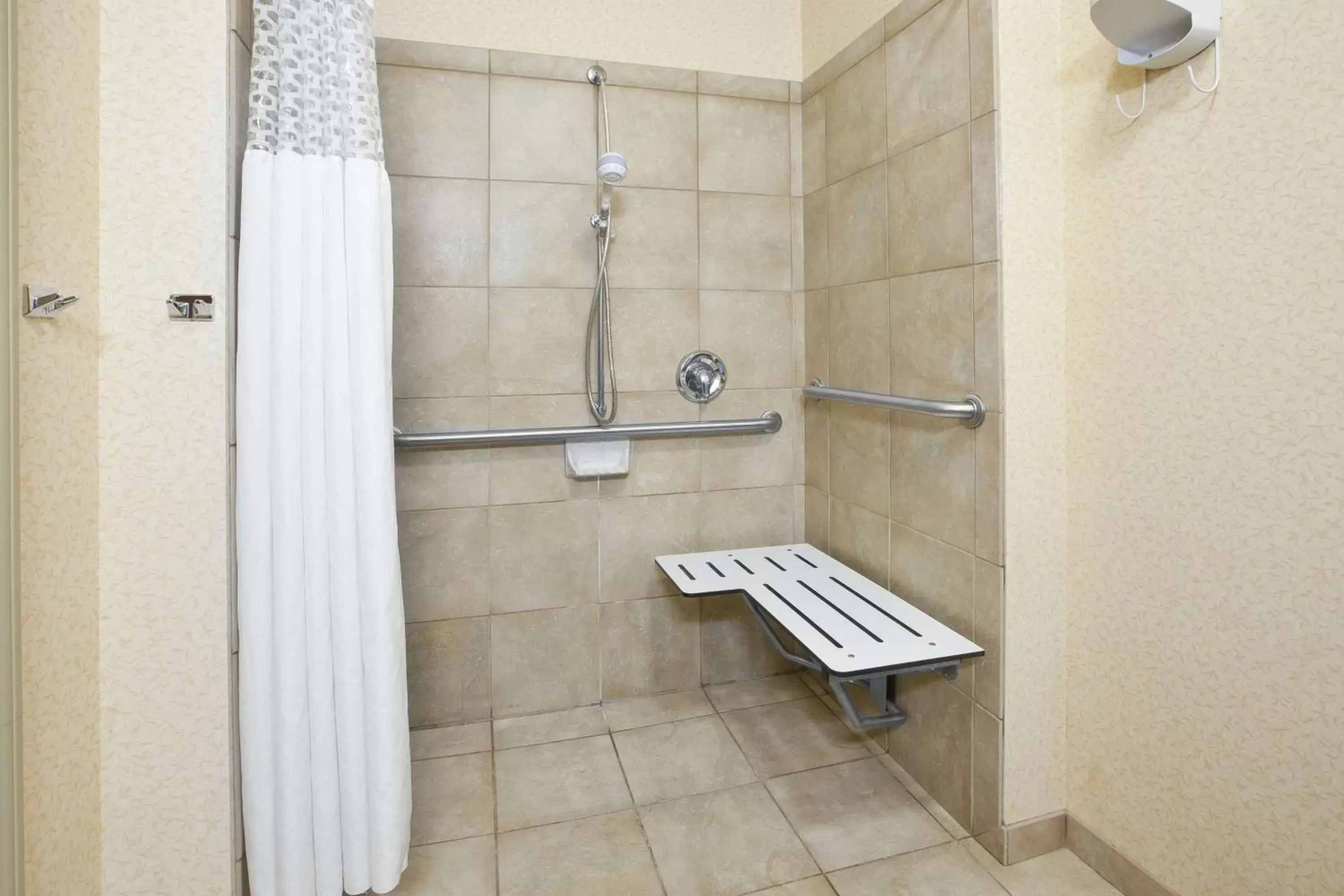 Bathroom in Hampton Inn Pittsburgh Area-Beaver Valley-Center Township