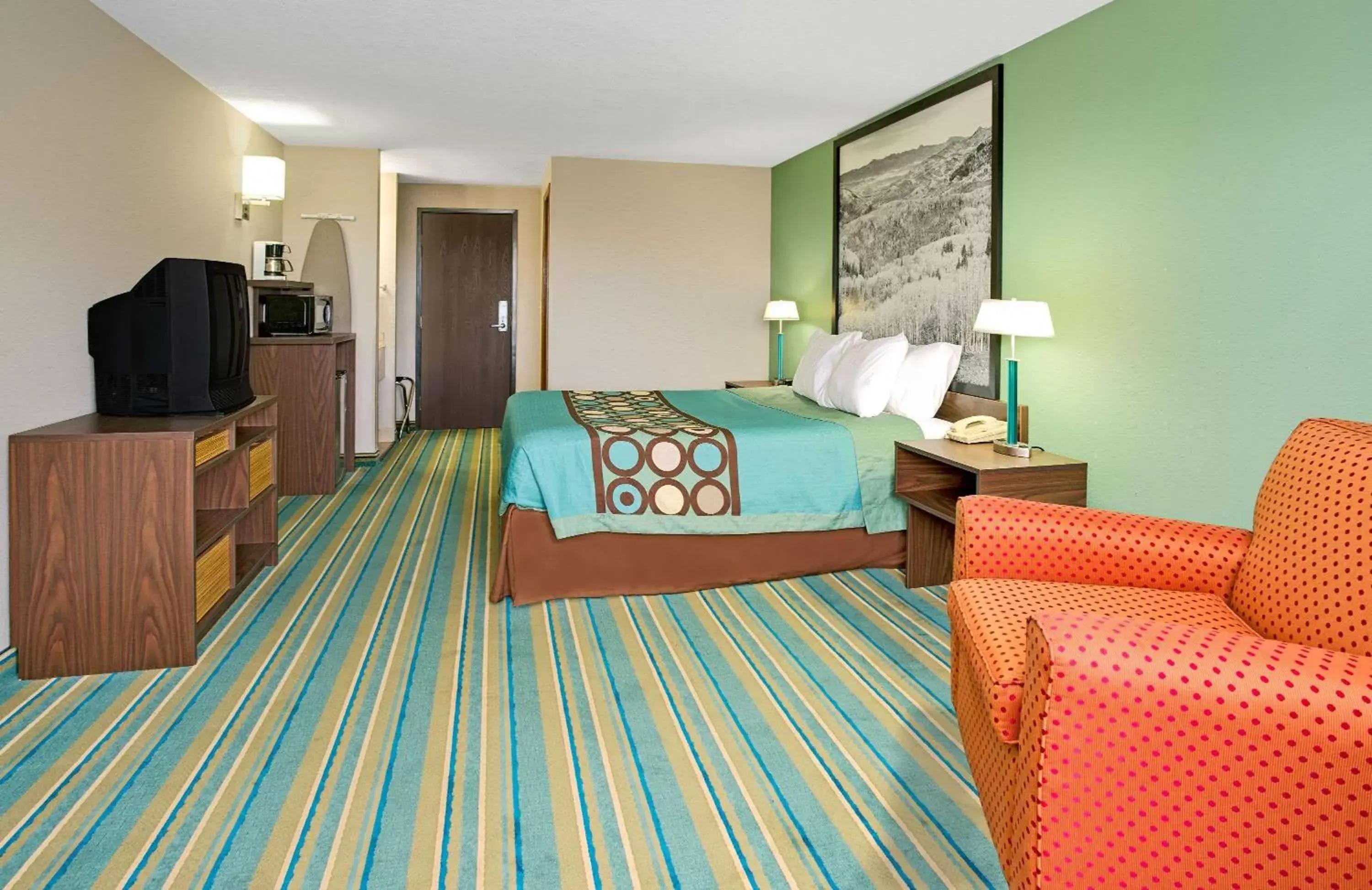 On site, Bed in Super 8 by Wyndham Denver Stapleton On site, Bed in Super 8 by Wyndham Denver Stapleton