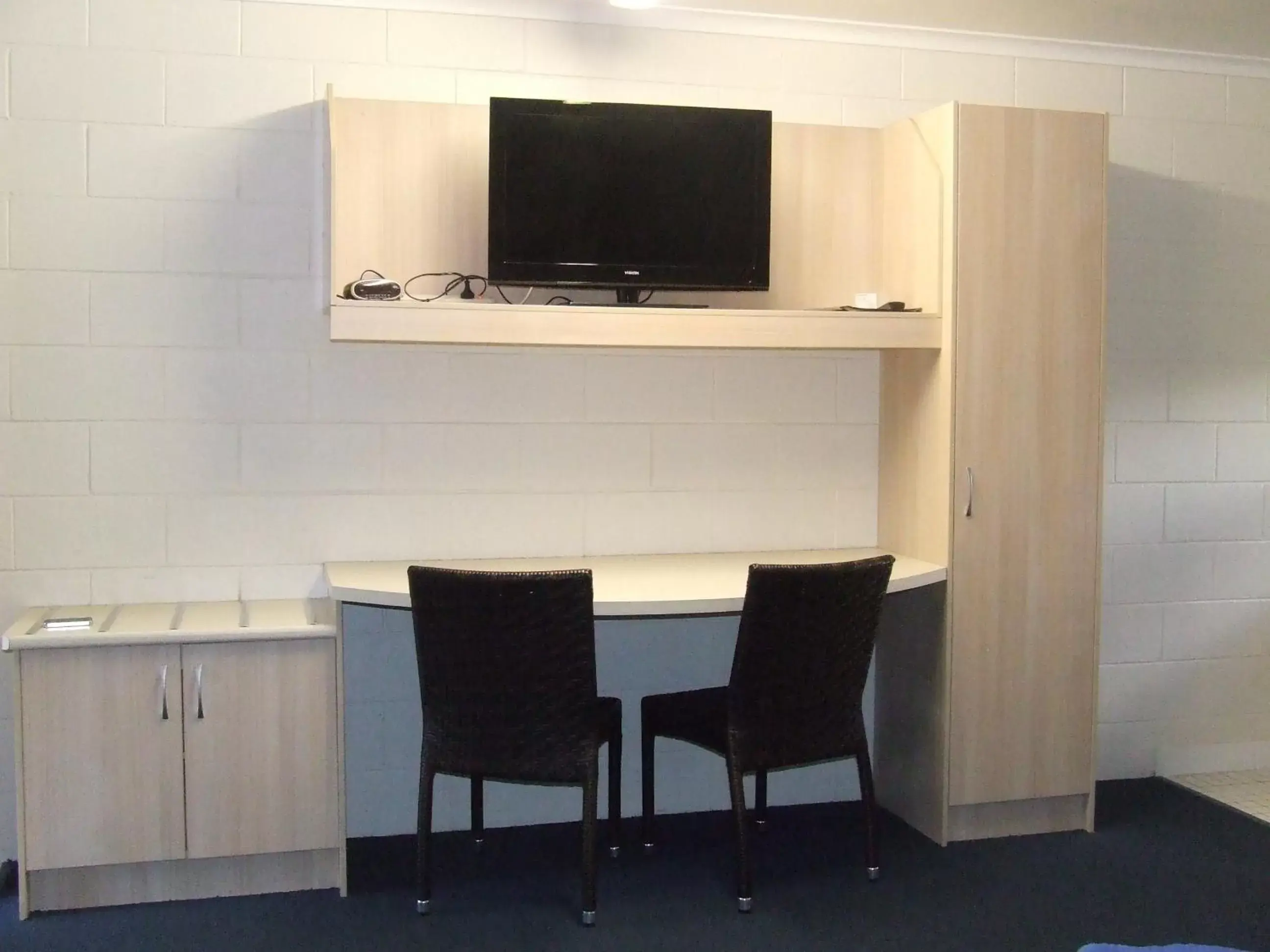 Seating area, TV/Entertainment Center in Mango Tree Motel