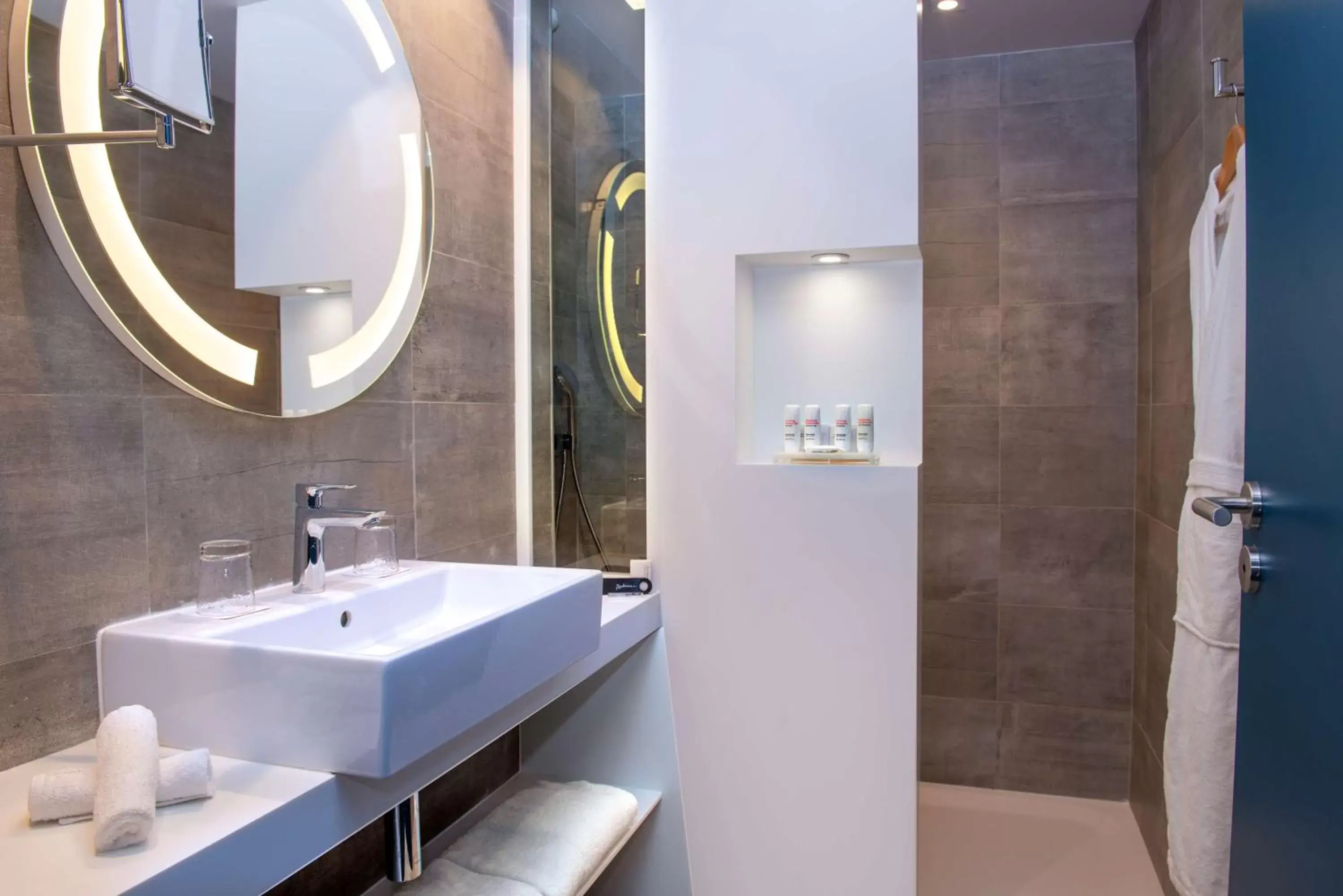 Bathroom in Radisson Blu Hotel Bordeaux