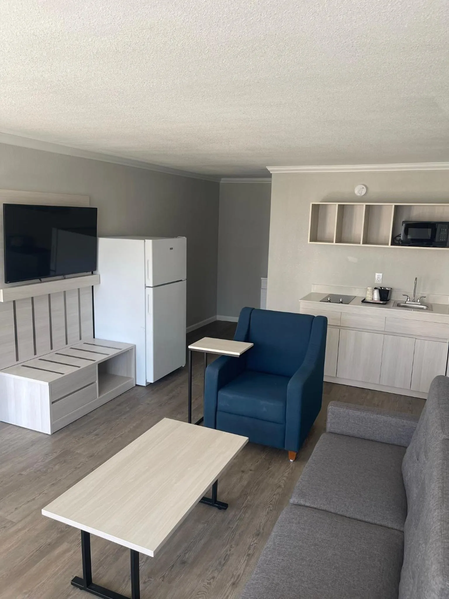 Communal lounge/ TV room in MainStay Suites Florence - Darlington