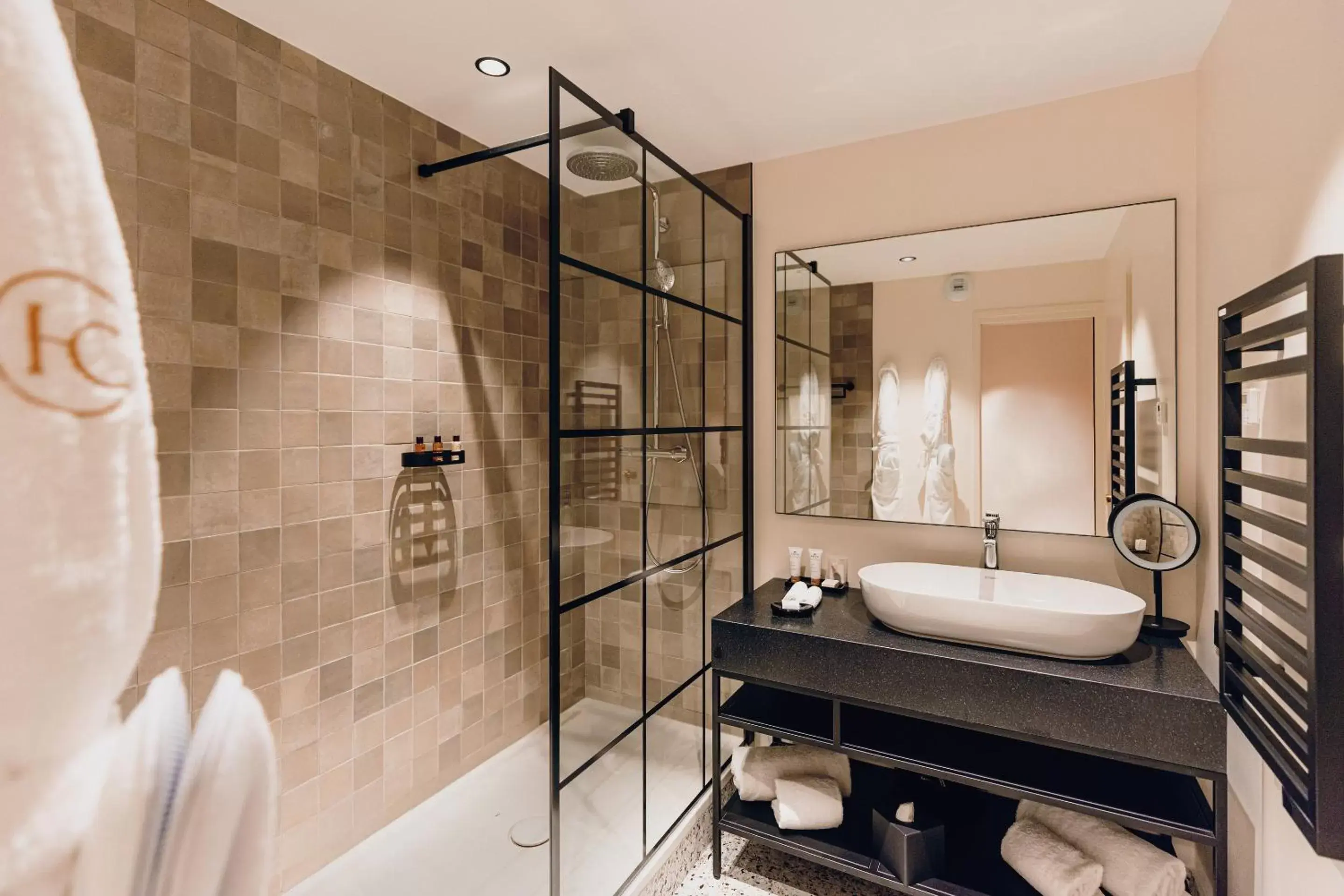 Shower, Bathroom in Hostellerie Cèdre & Spa Beaune