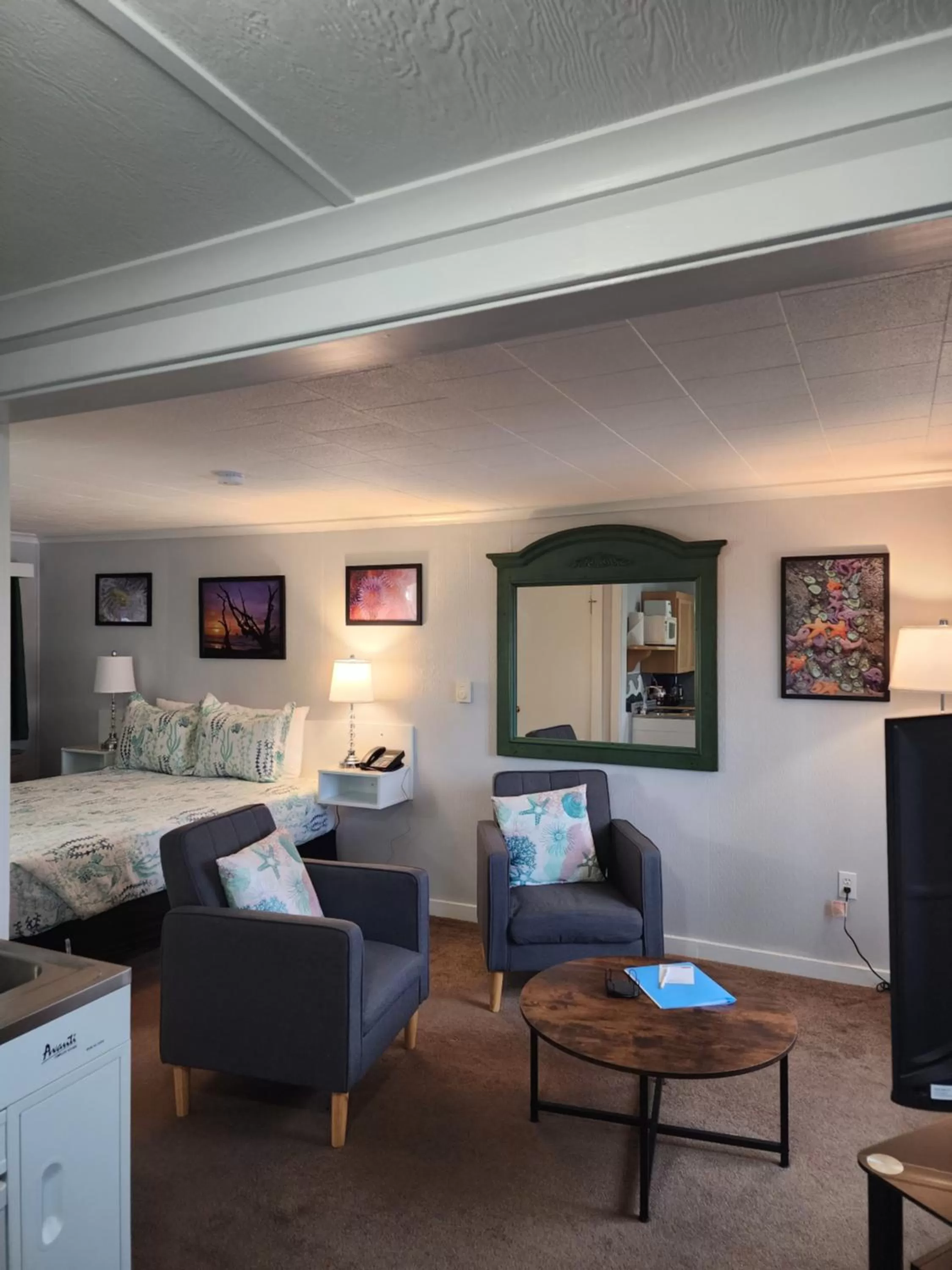 Living room in Inn at Arch Rock