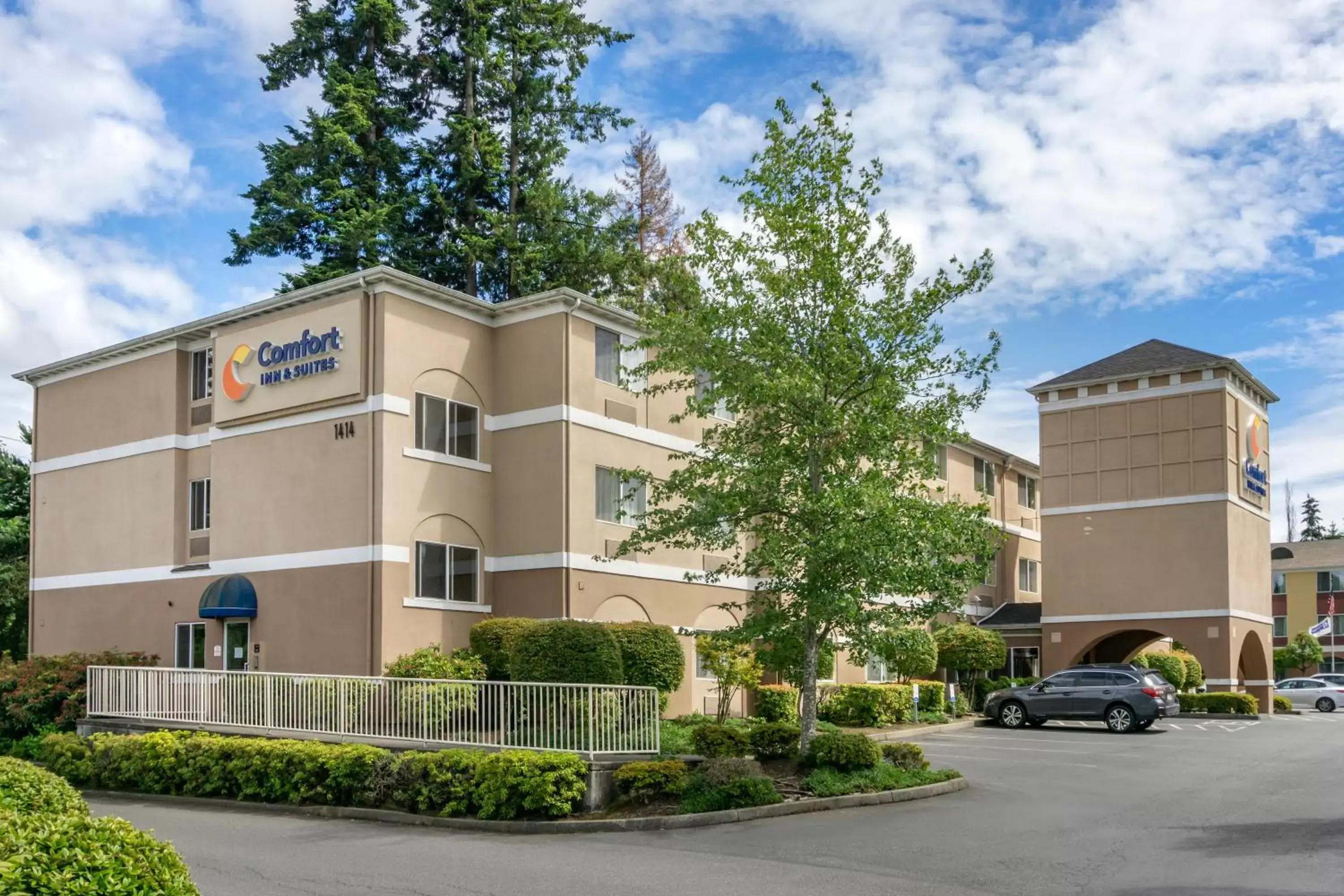 Property building in Comfort Inn & Suites Bothell - Seattle North Property building in Comfort Inn & Suites Bothell - Seattle North