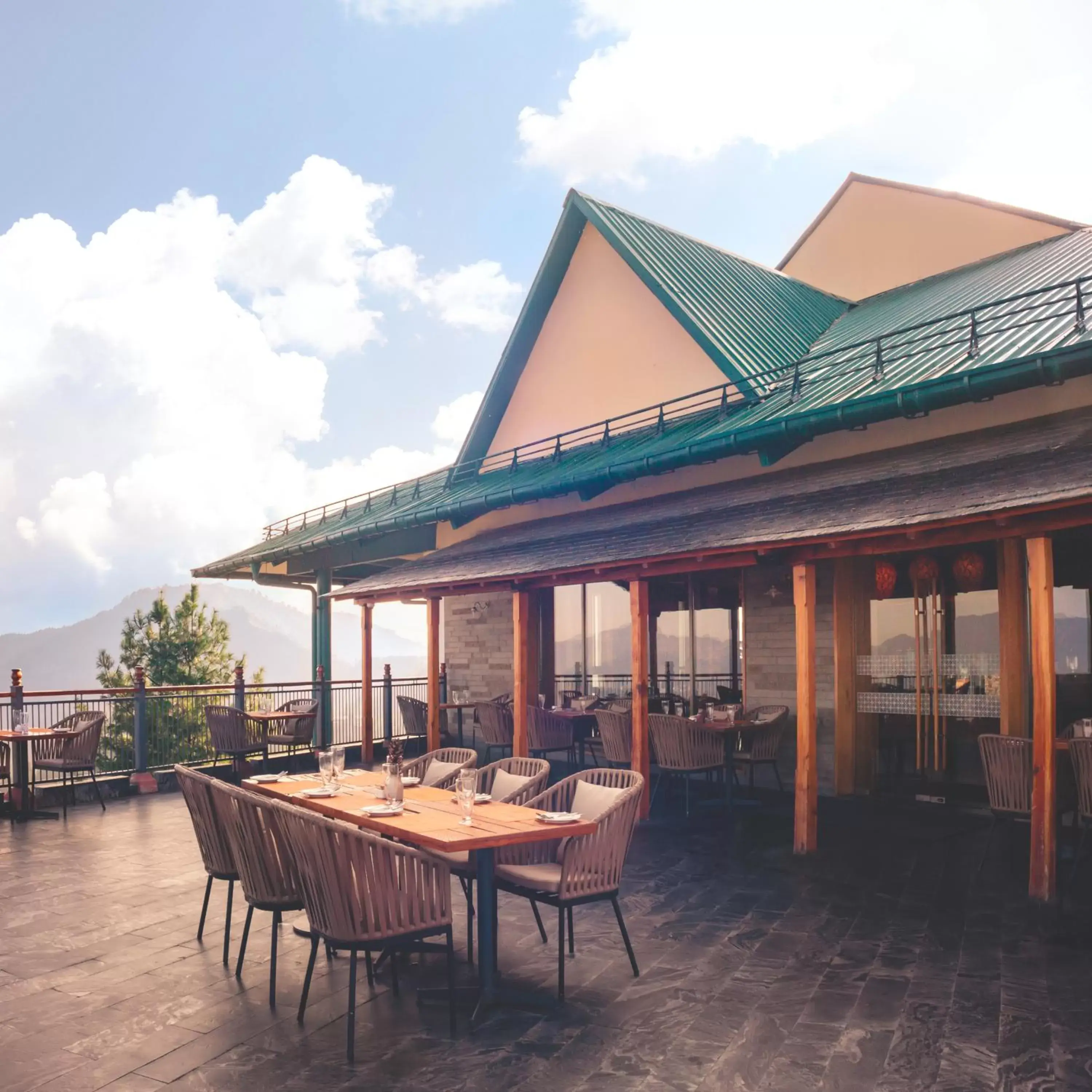 Restaurant/Places to Eat in Taj Theog Resort & Spa Shimla