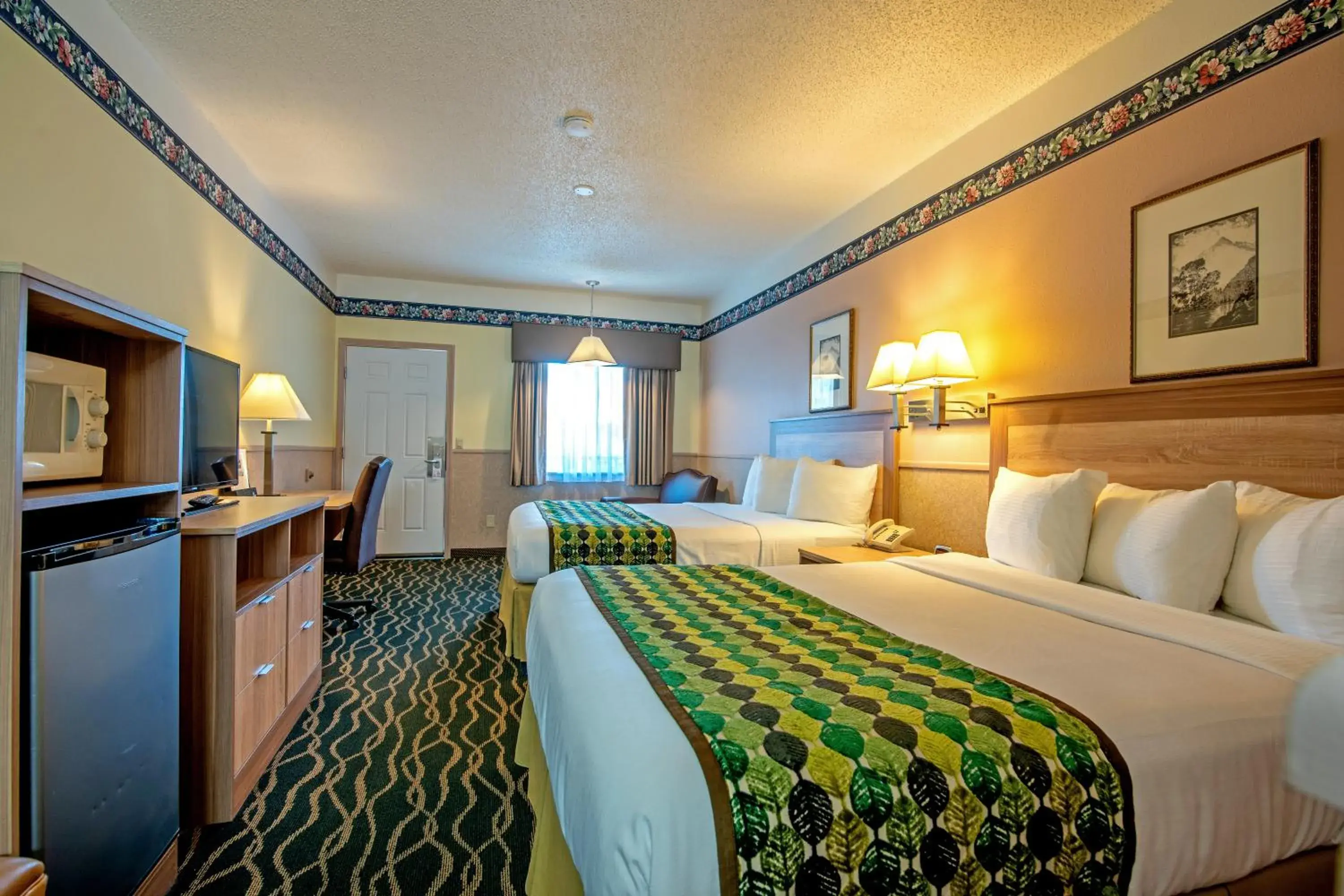 Photo of the whole room, Bed in Silver Spruce Inn