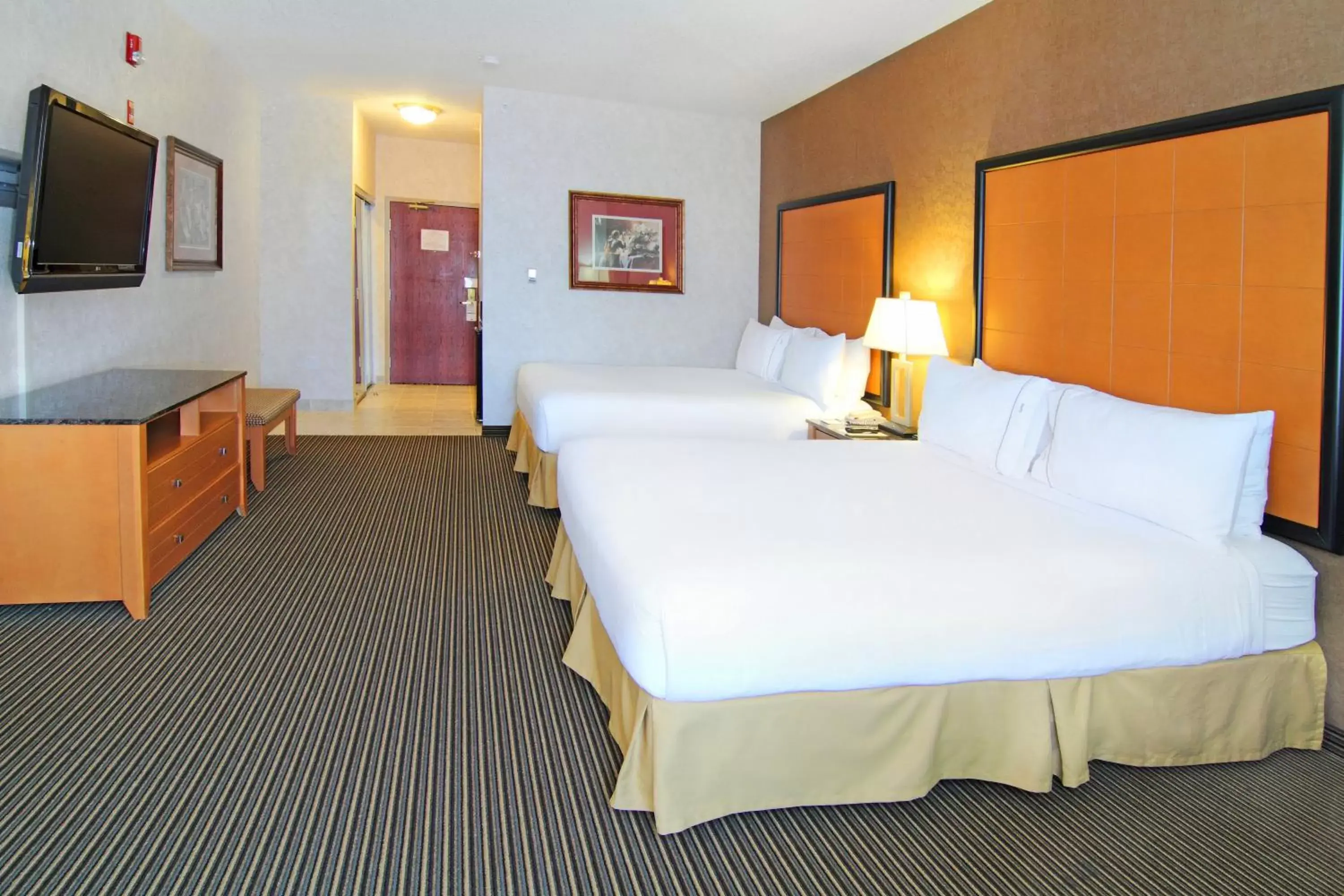 Photo of the whole room, Bed in Holiday Inn Express Calgary South, an IHG Hotel