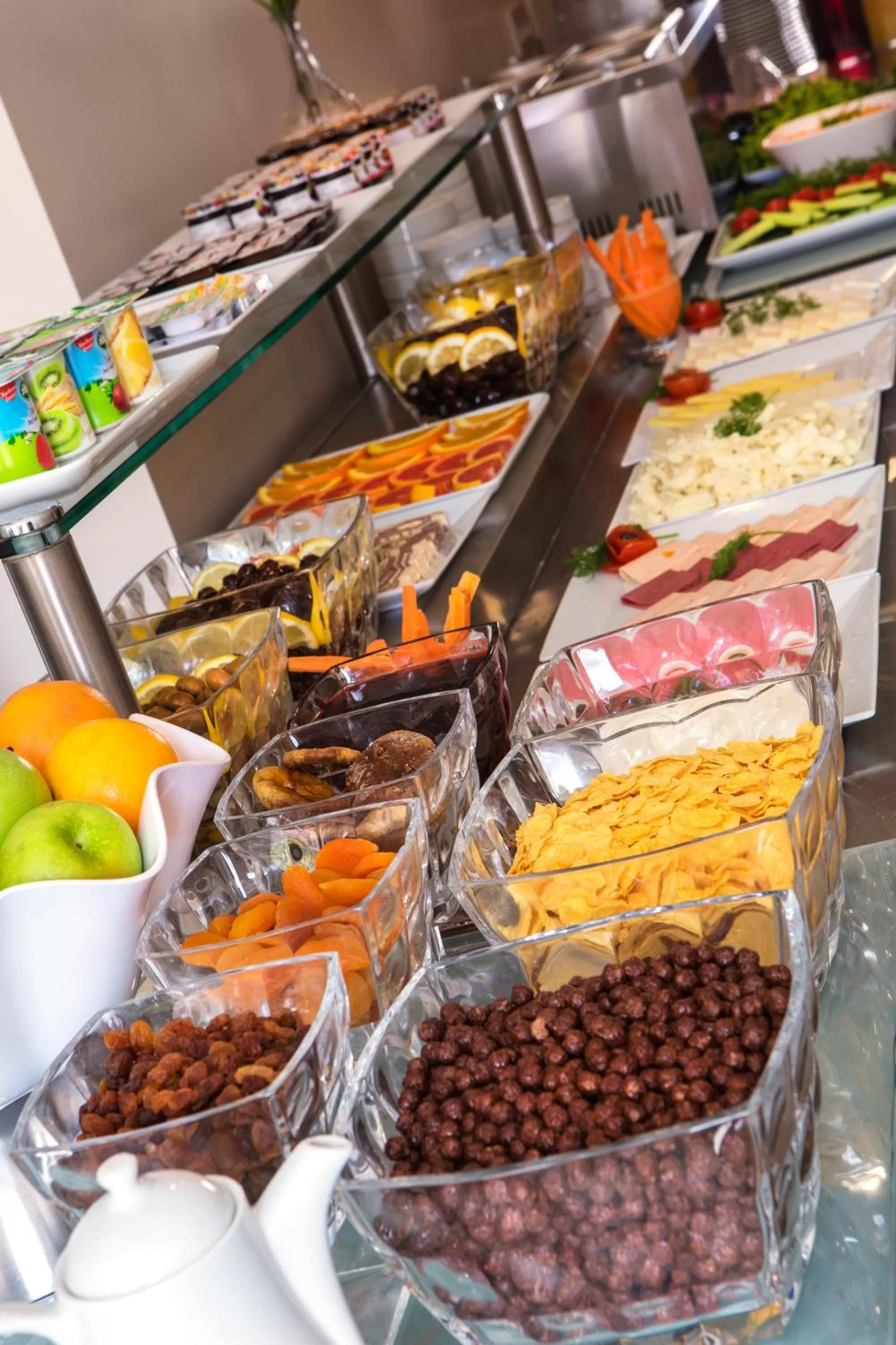 Restaurant/places to eat in Obelisk Hotel & Suites