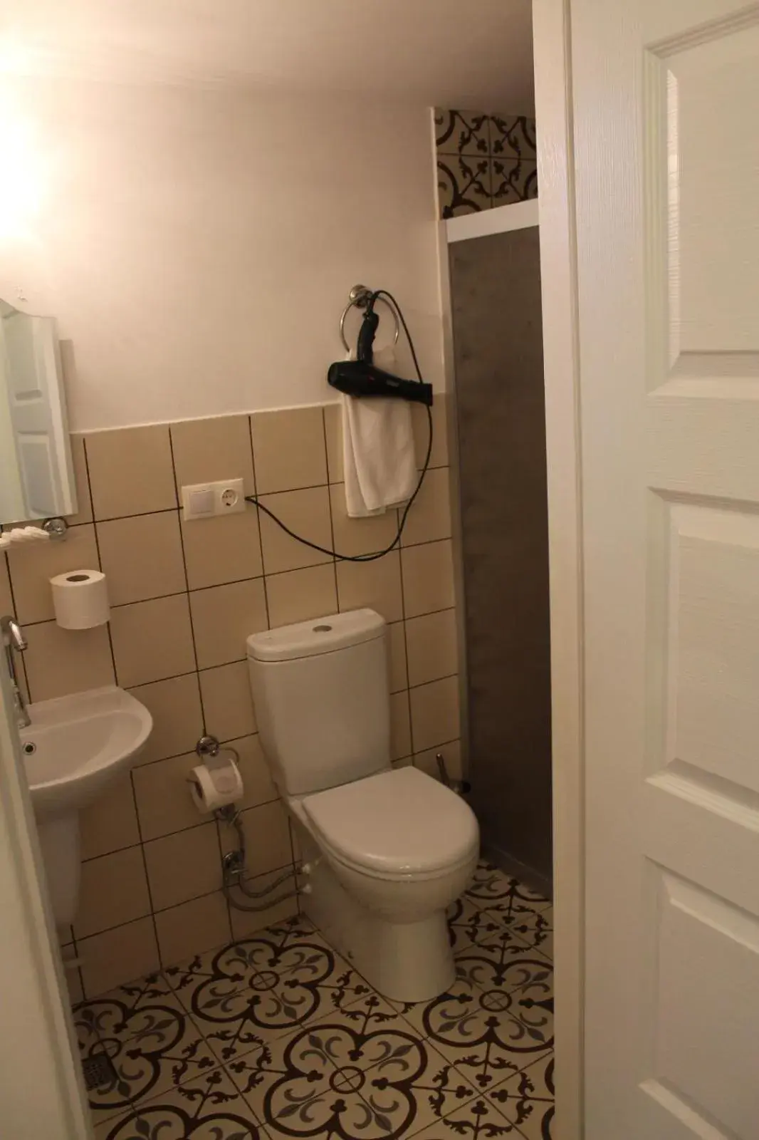 Shower, Bathroom in Istanbul Holiday Hotel