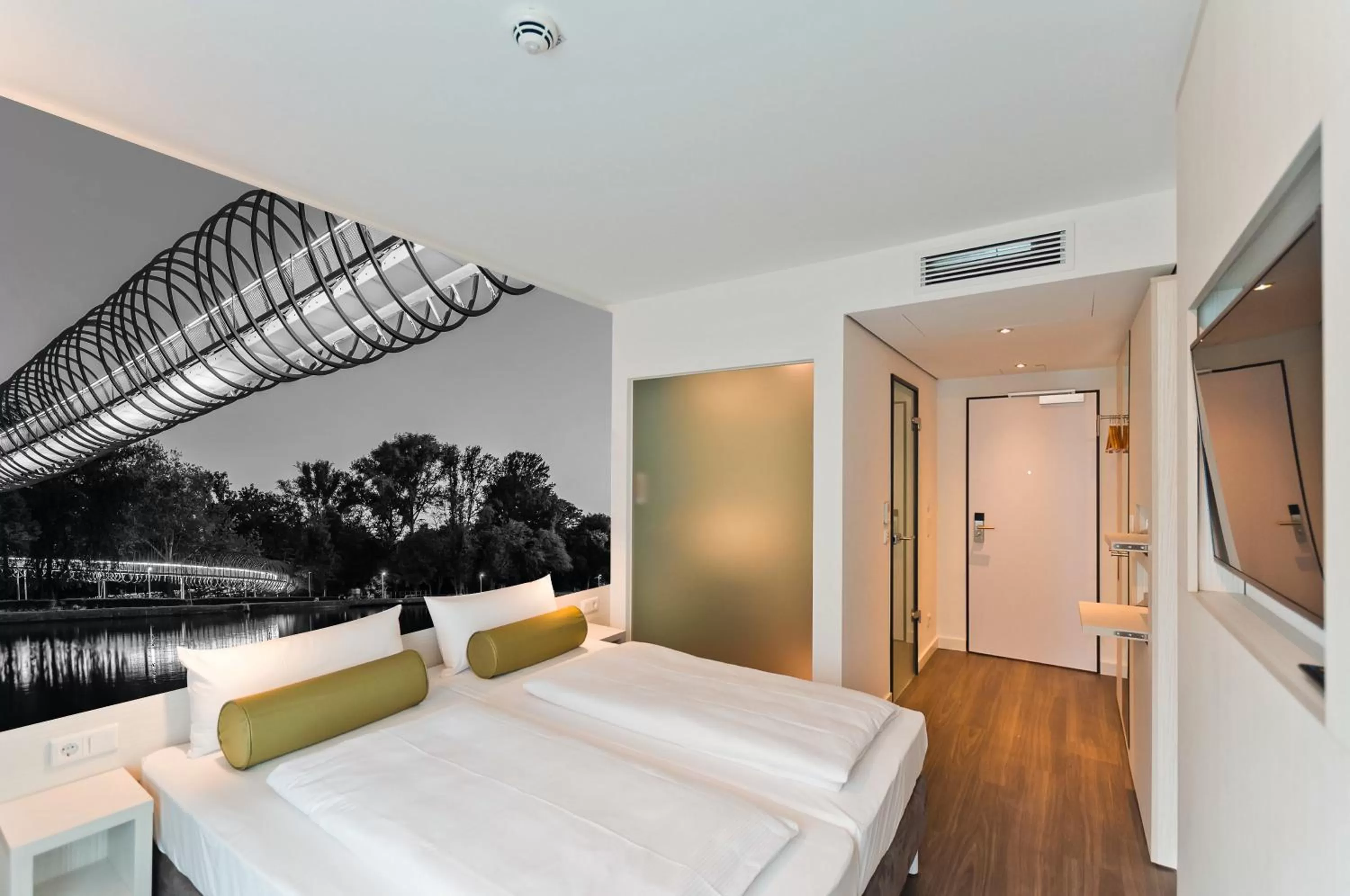 Bed in Super 8 by Wyndham Oberhausen am Centro