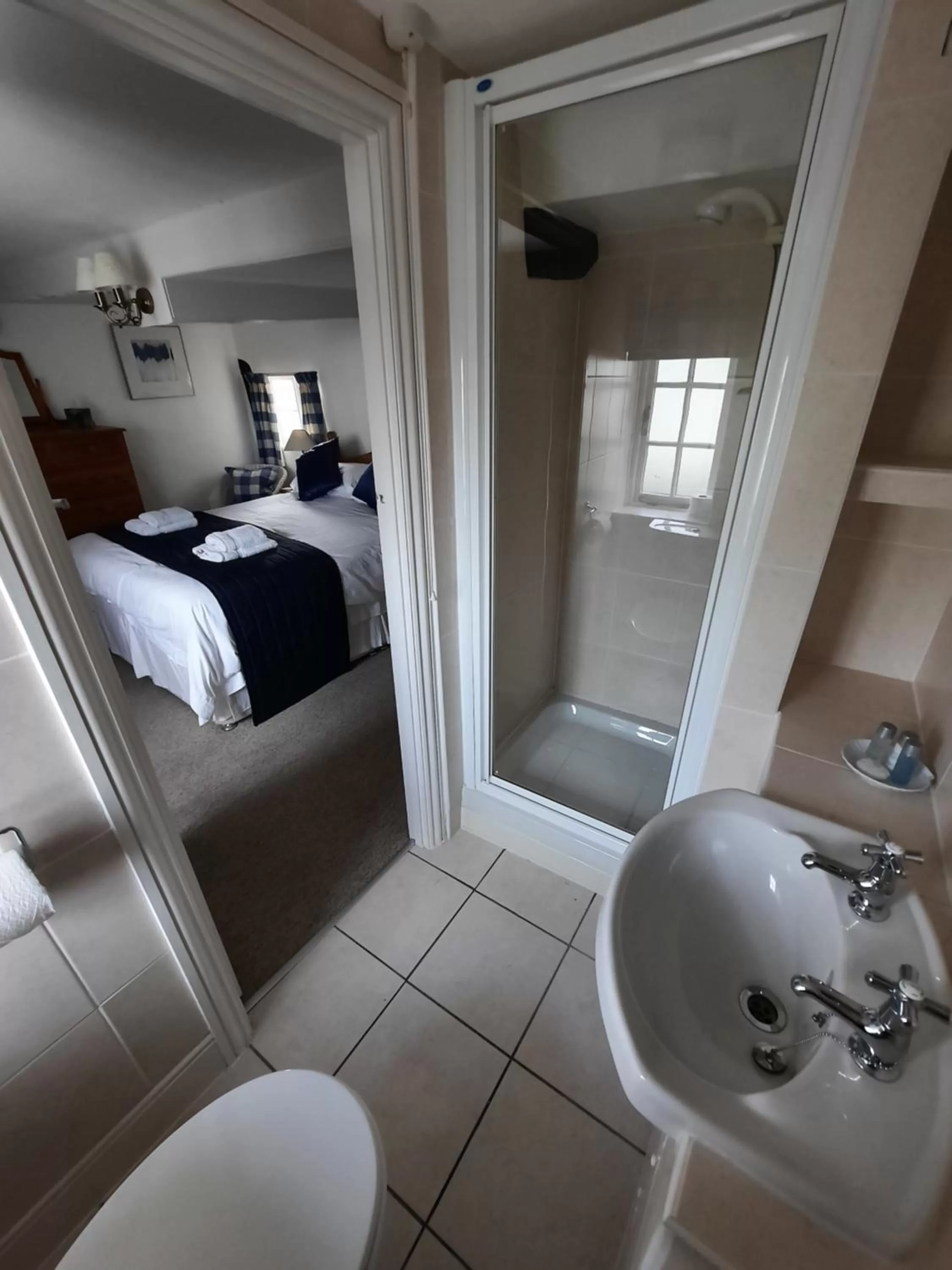Shower, Bed in The White Cottage