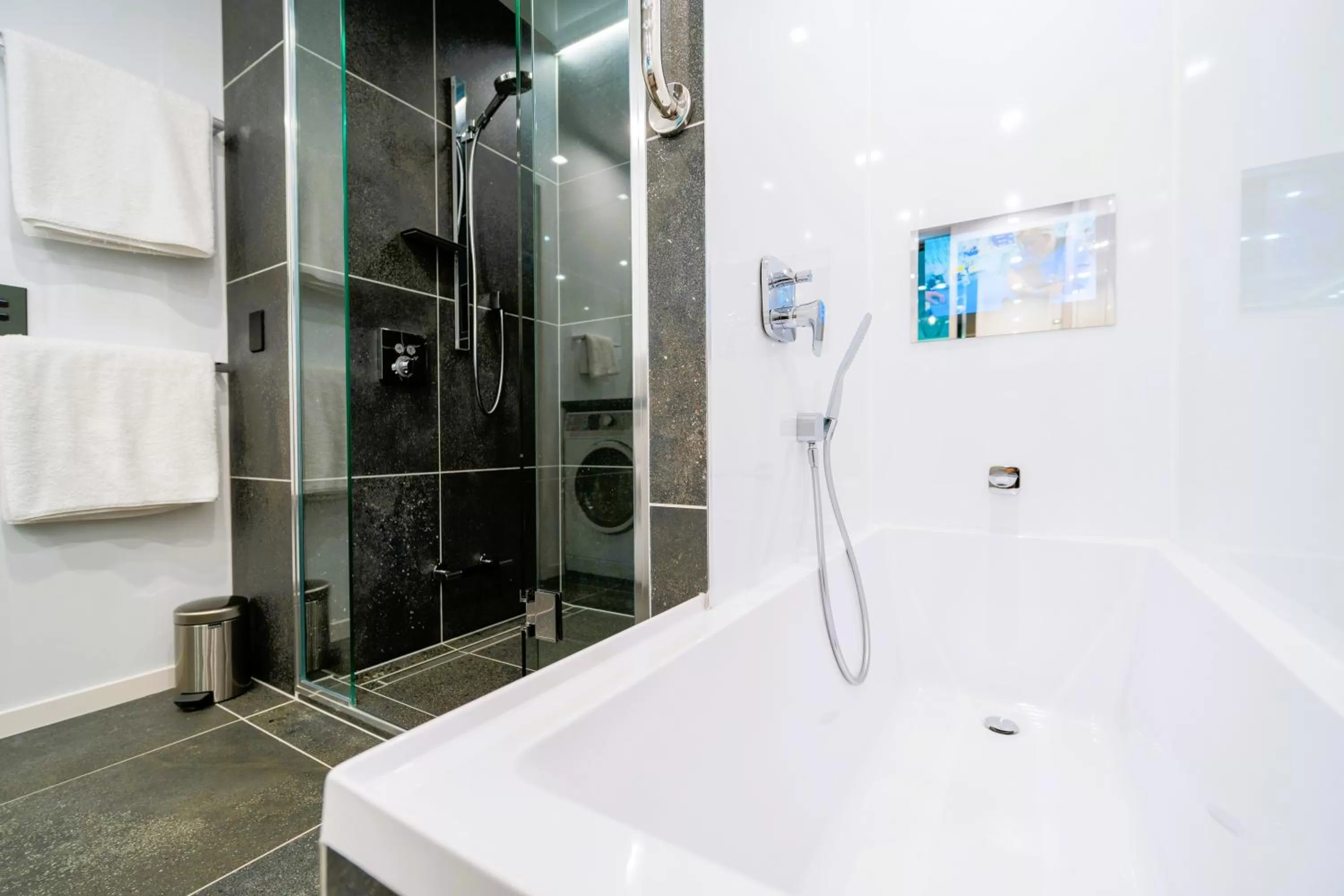Bathroom in Fiordland Lakeview Motel and Apartments