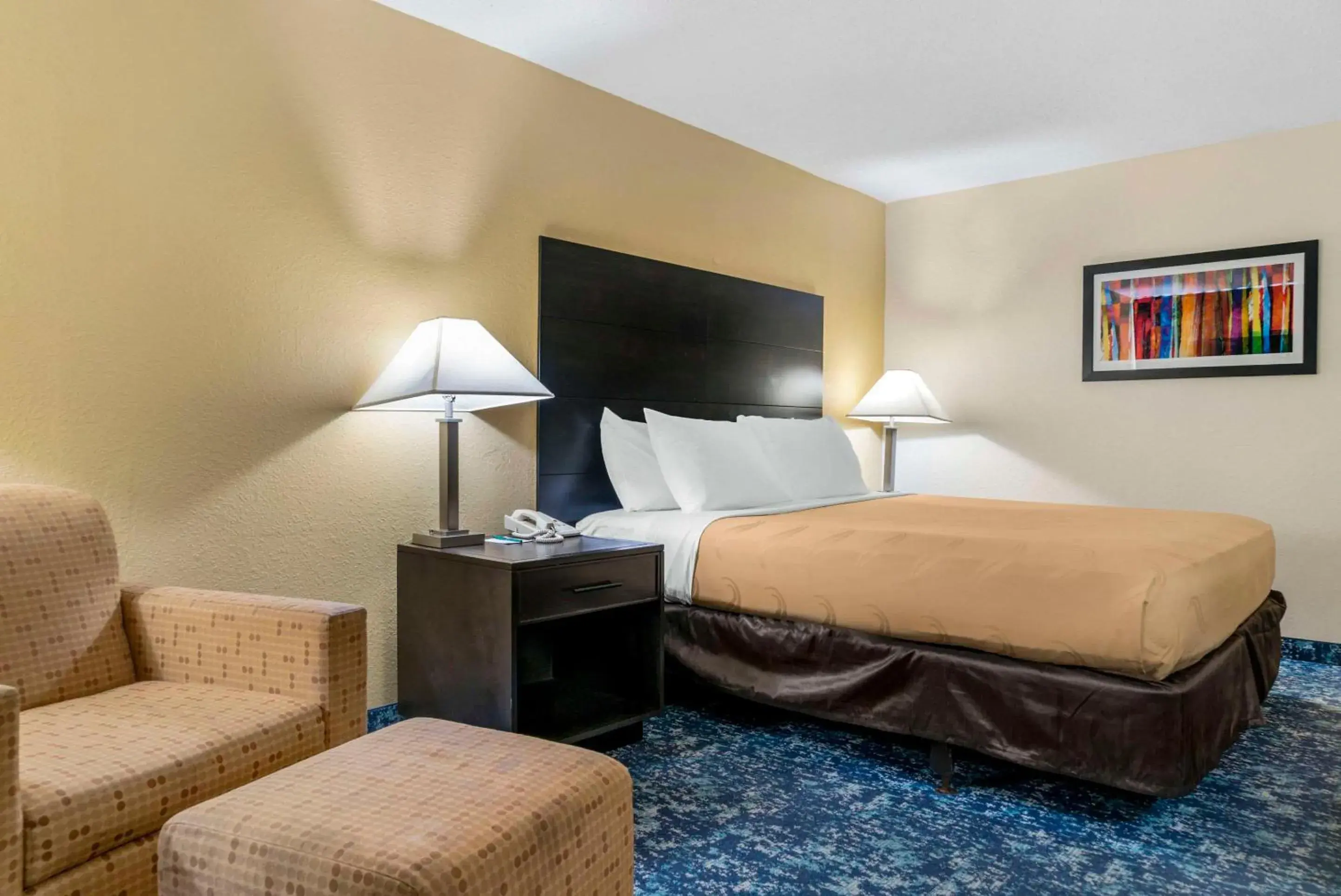 Seating area, Bed in Quality Inn & Suites Banquet Center