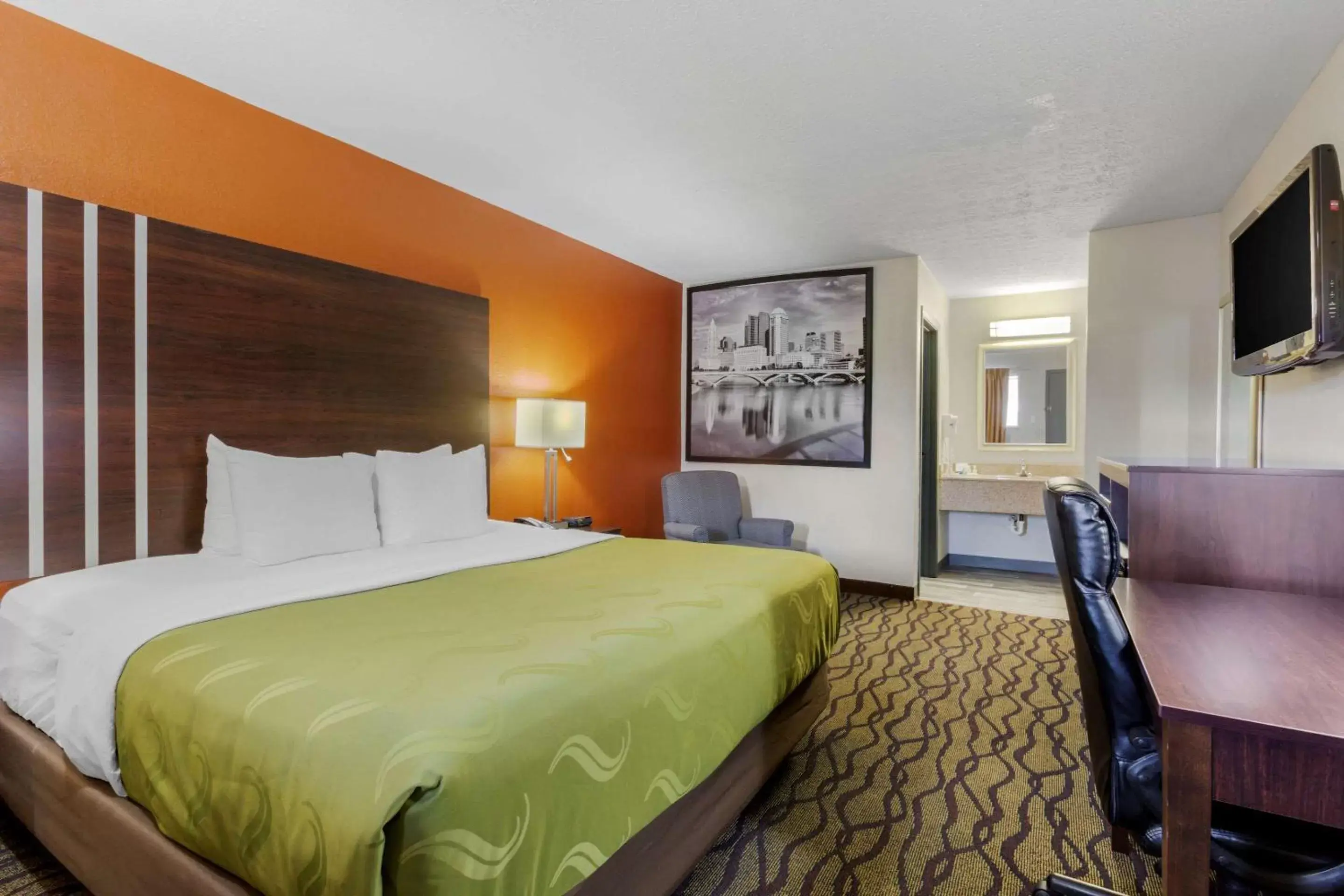 Bedroom in Quality Inn Columbus-East