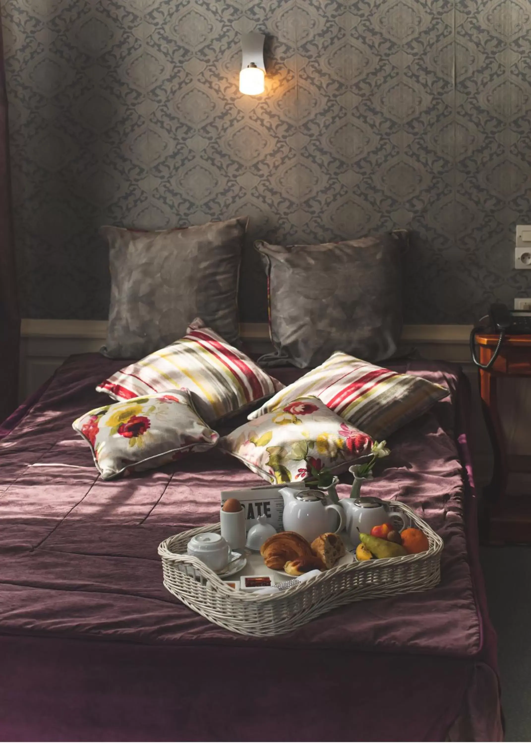 Bedroom, Bed in Hôtel De La Banniere De France