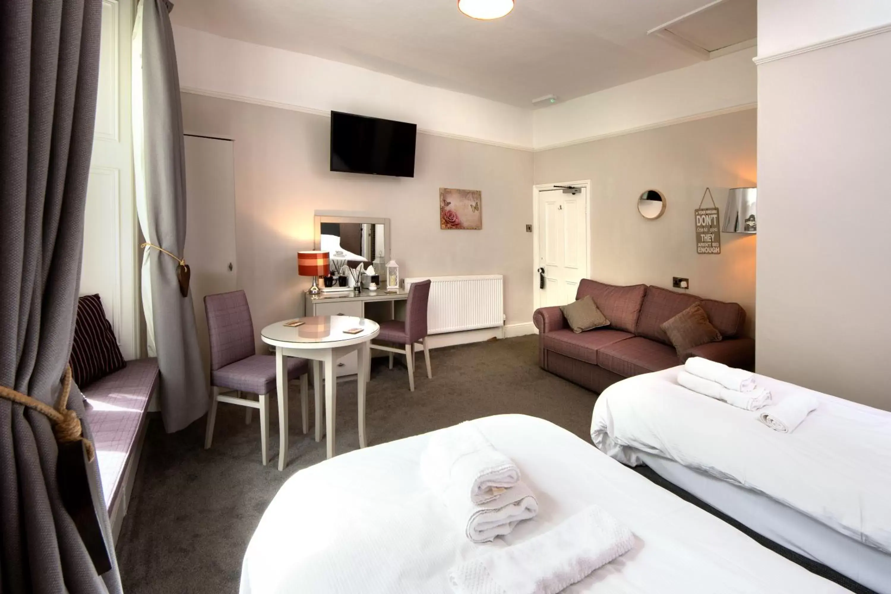Twin Room with Shower - single occupancy in Maypole Inn Twin Room with Shower - single occupancy in Maypole Inn