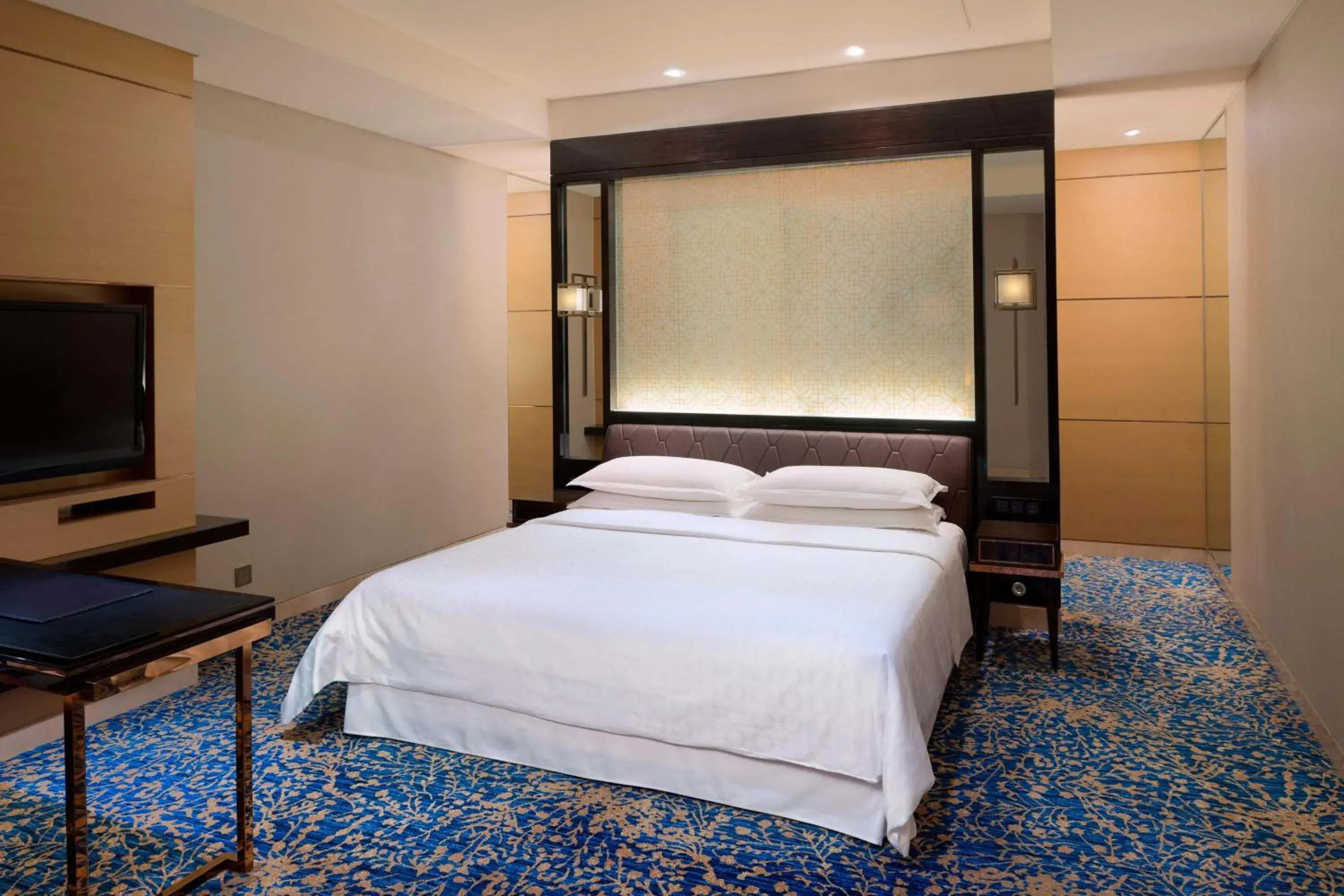 Photo of the whole room, Bed in Sheraton Changchun Jingyuetan Hotel