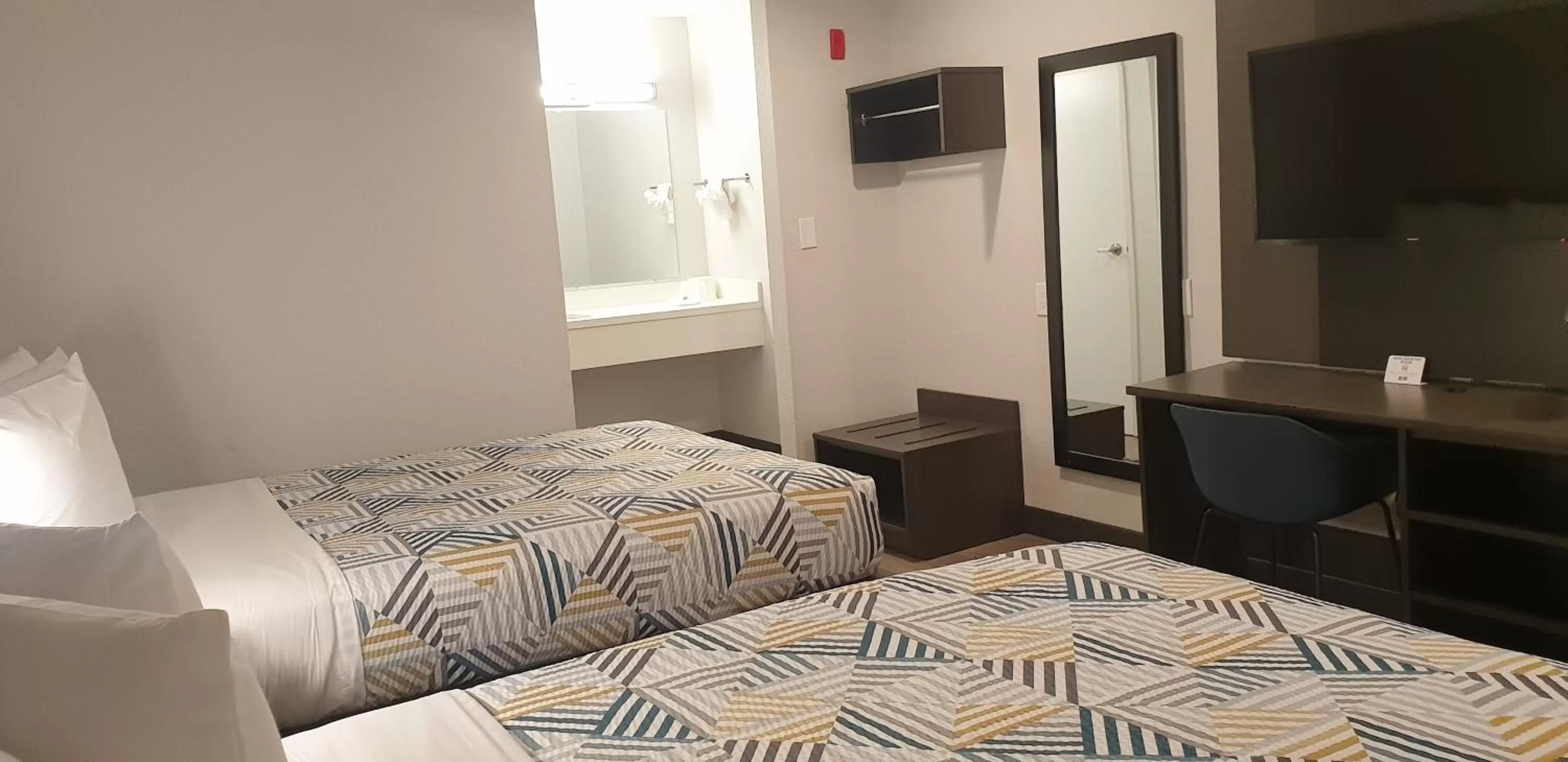 TV and multimedia, Bed in Motel 6-Bellflower, CA - Los Angeles