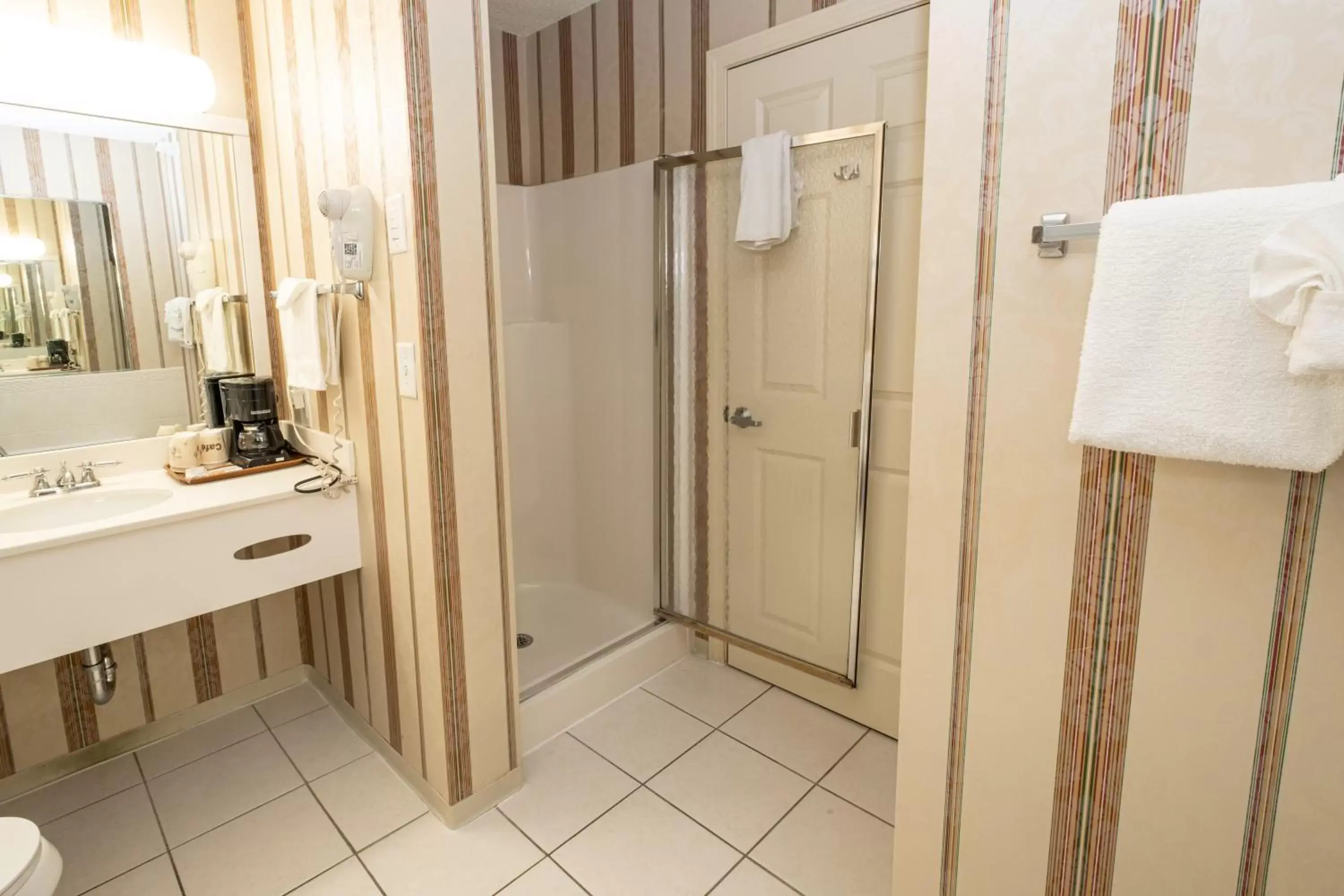 Bathroom in Hilltop Inn & Suites, near Foxwoods Casino Bathroom in Hilltop Inn & Suites, near Foxwoods Casino