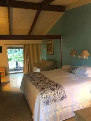 Bed in Tropical Marina & Resort on Lake Beresford
