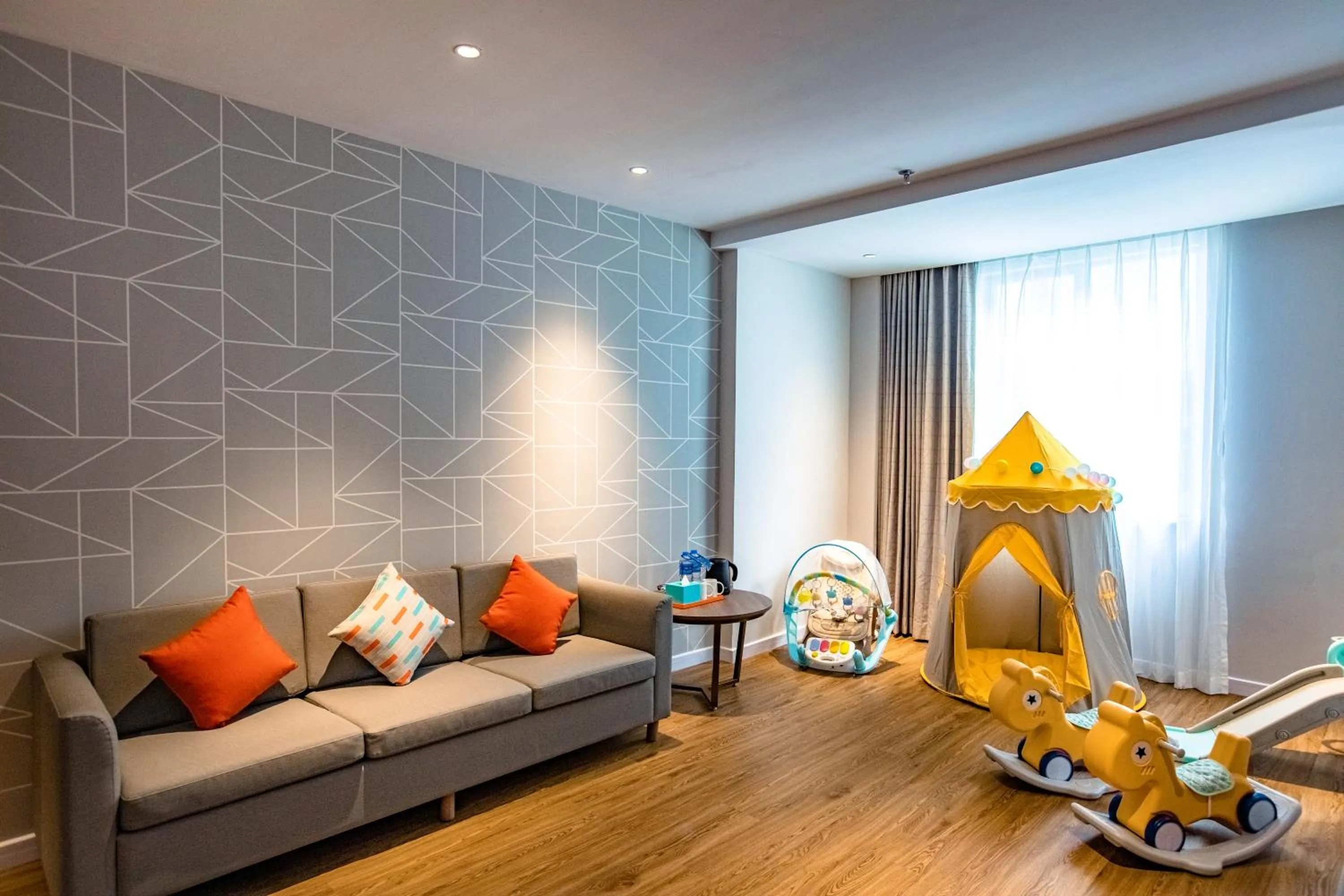 Seating area in Holiday Inn Express Shantou City Center by IHG