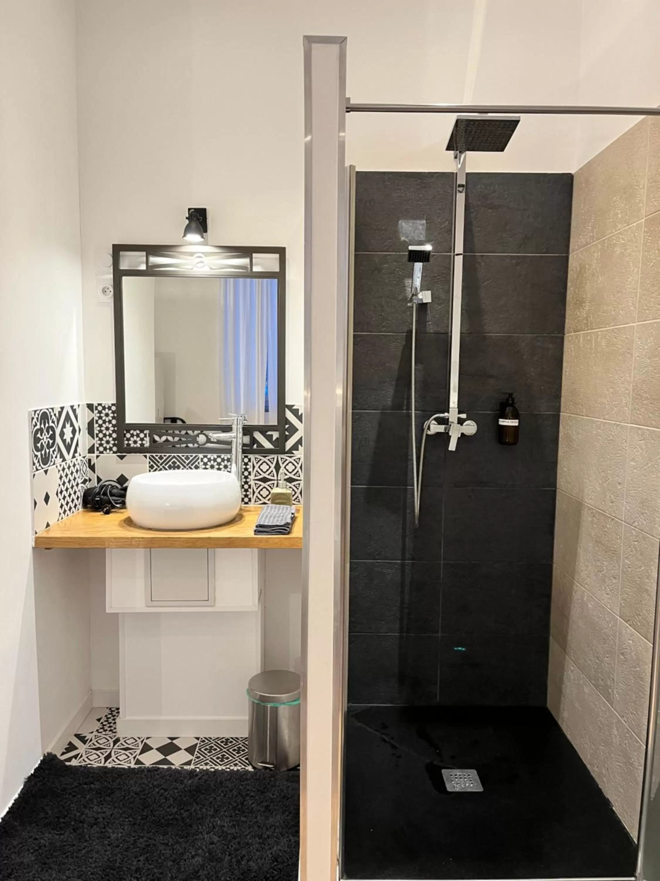 Shower, Bathroom in SalutBB Chambre d'hote