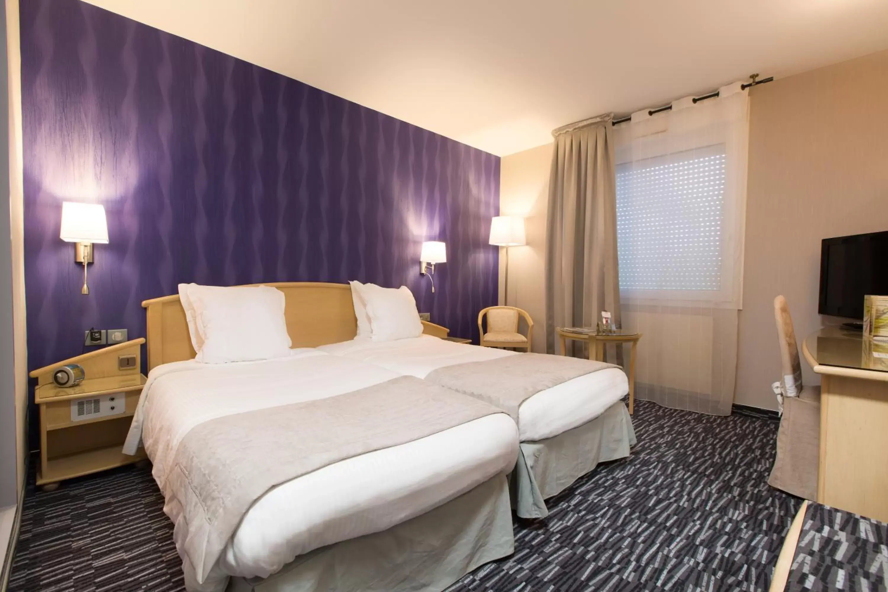 Photo of the whole room, Bed in Best Western Plus La Fayette Hotel et SPA