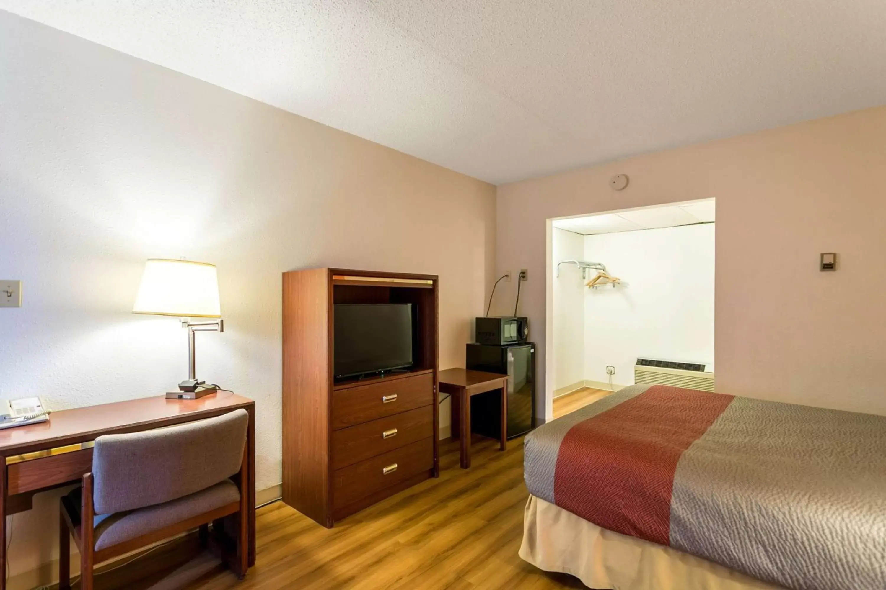 Photo of the whole room, Bed in Motel 6-Butte, MT - Historic City Center