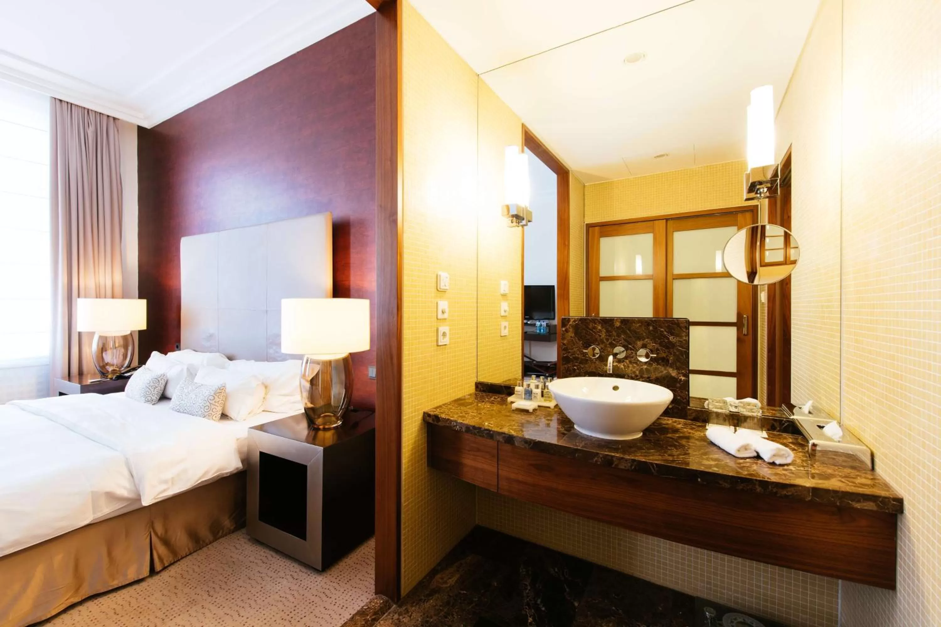 Bathroom, Bed in Radisson Blu Style Hotel, Vienna