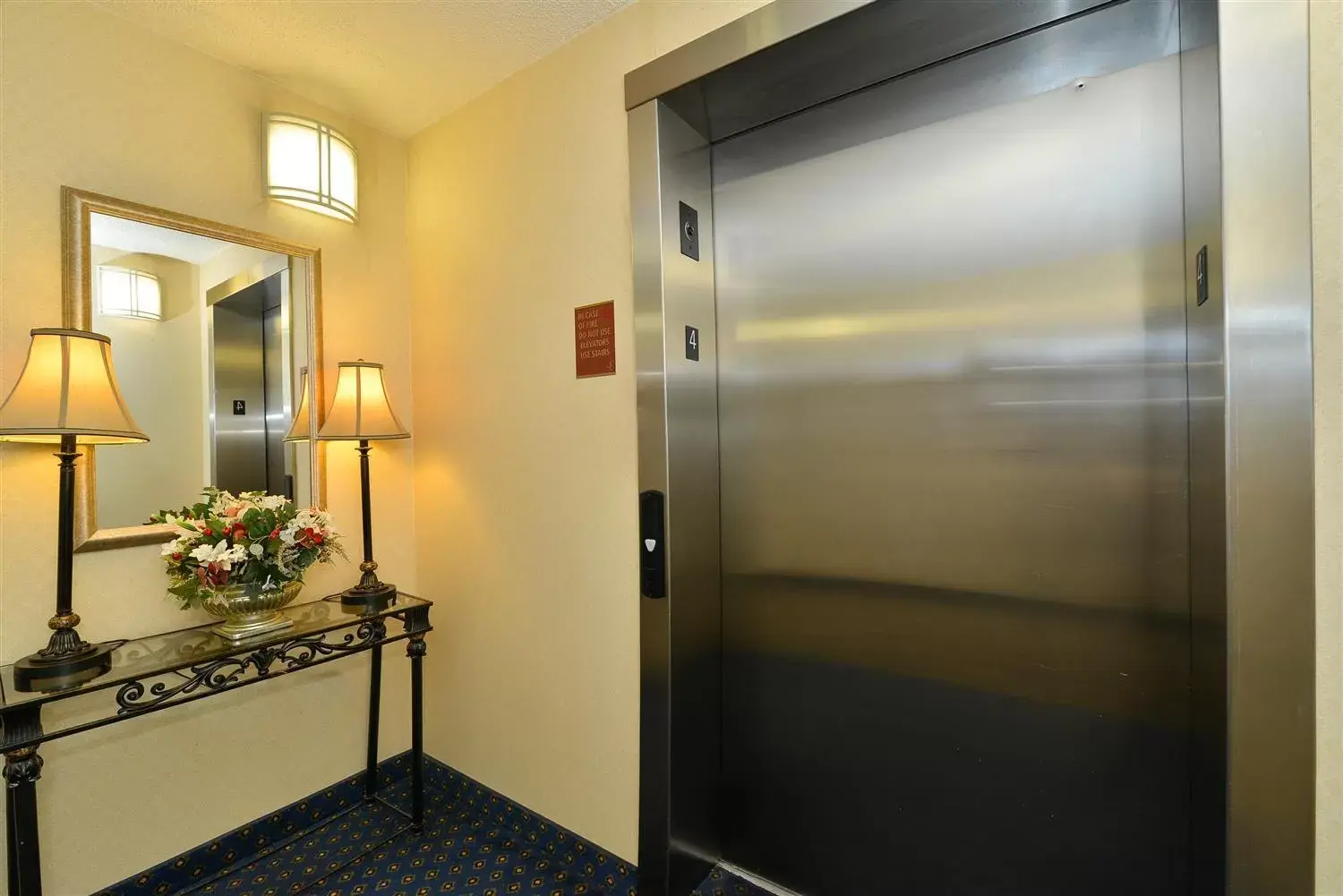 Lobby or reception, Bathroom in Best Western Plus Crossroads Inn & Suites