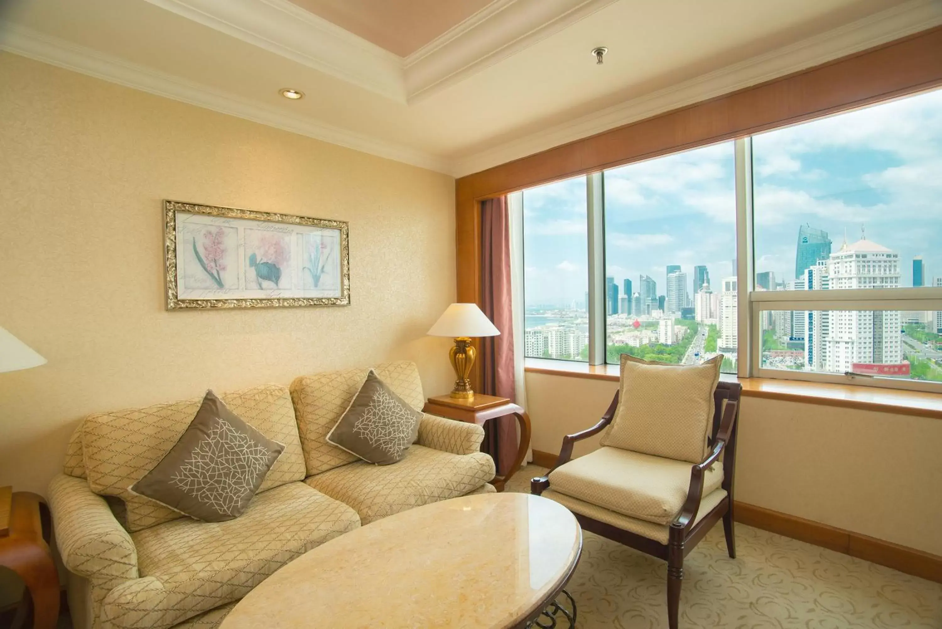 Photo of the whole room, Seating Area in Crowne Plaza Qingdao, an IHG Hotel