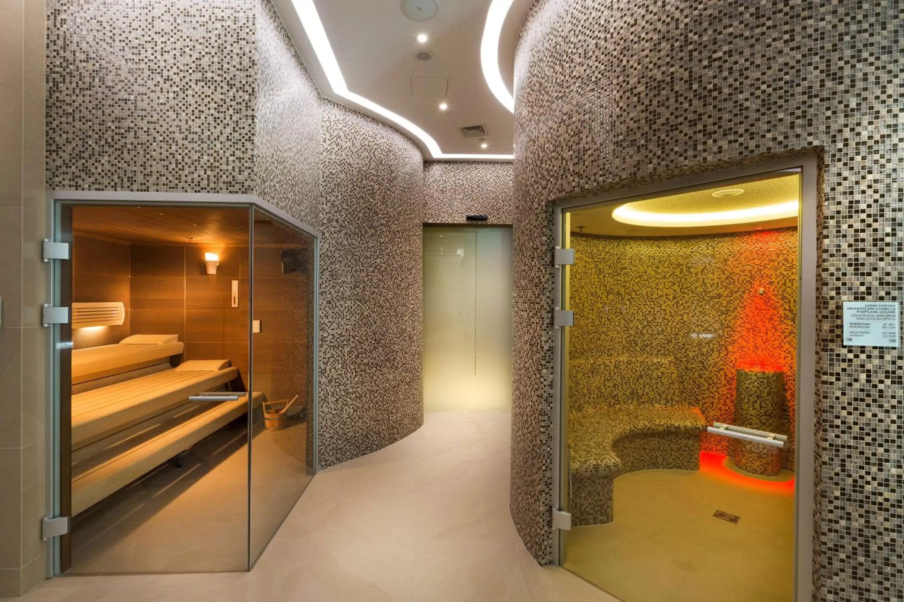 Spa and wellness centre/facilities in DoubleTree by Hilton Hotel & Conference Centre Warsaw