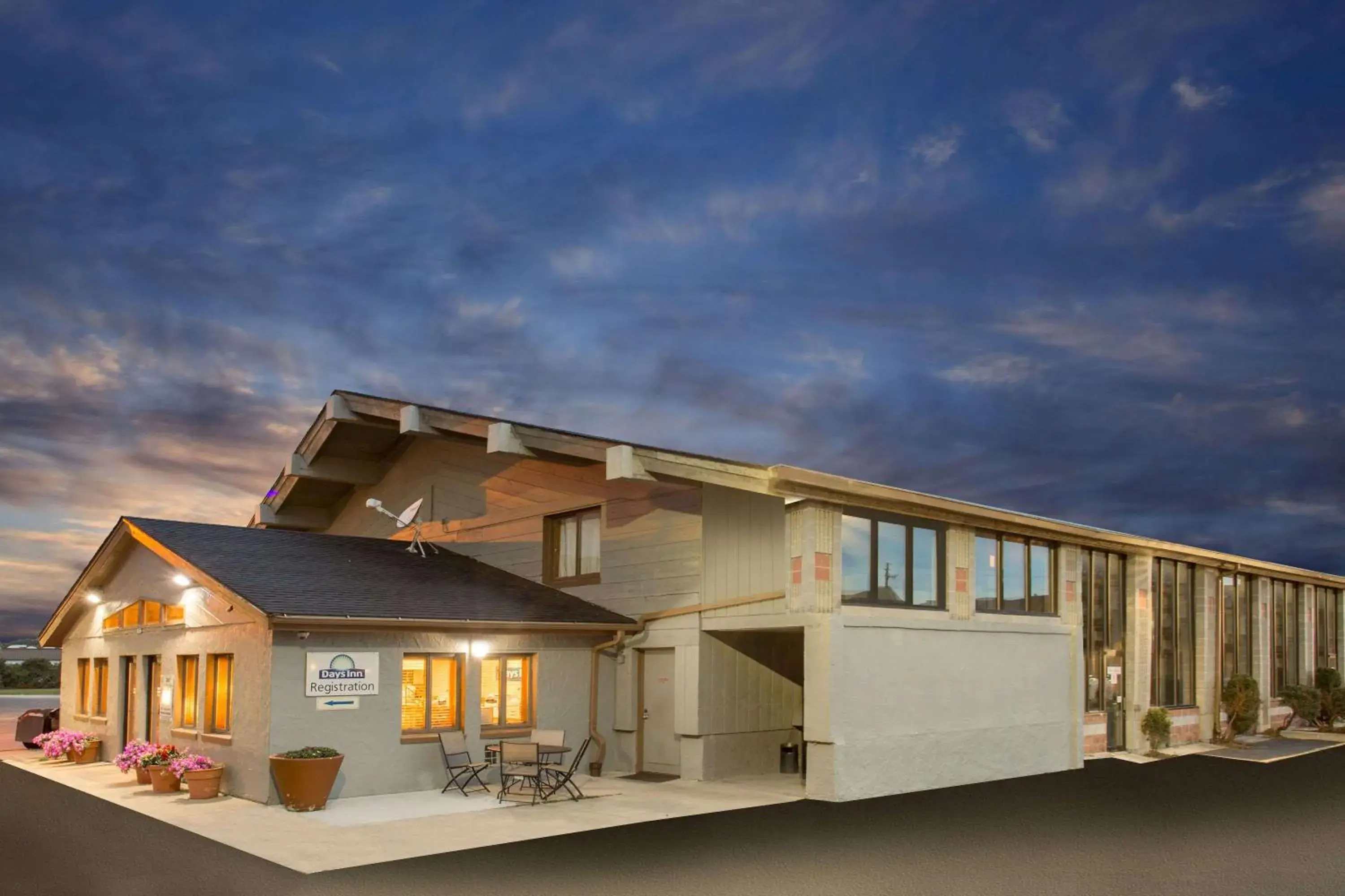 Property building in Days Inn by Wyndham West Allis/Milwaukee Property building in Days Inn by Wyndham West Allis/Milwaukee