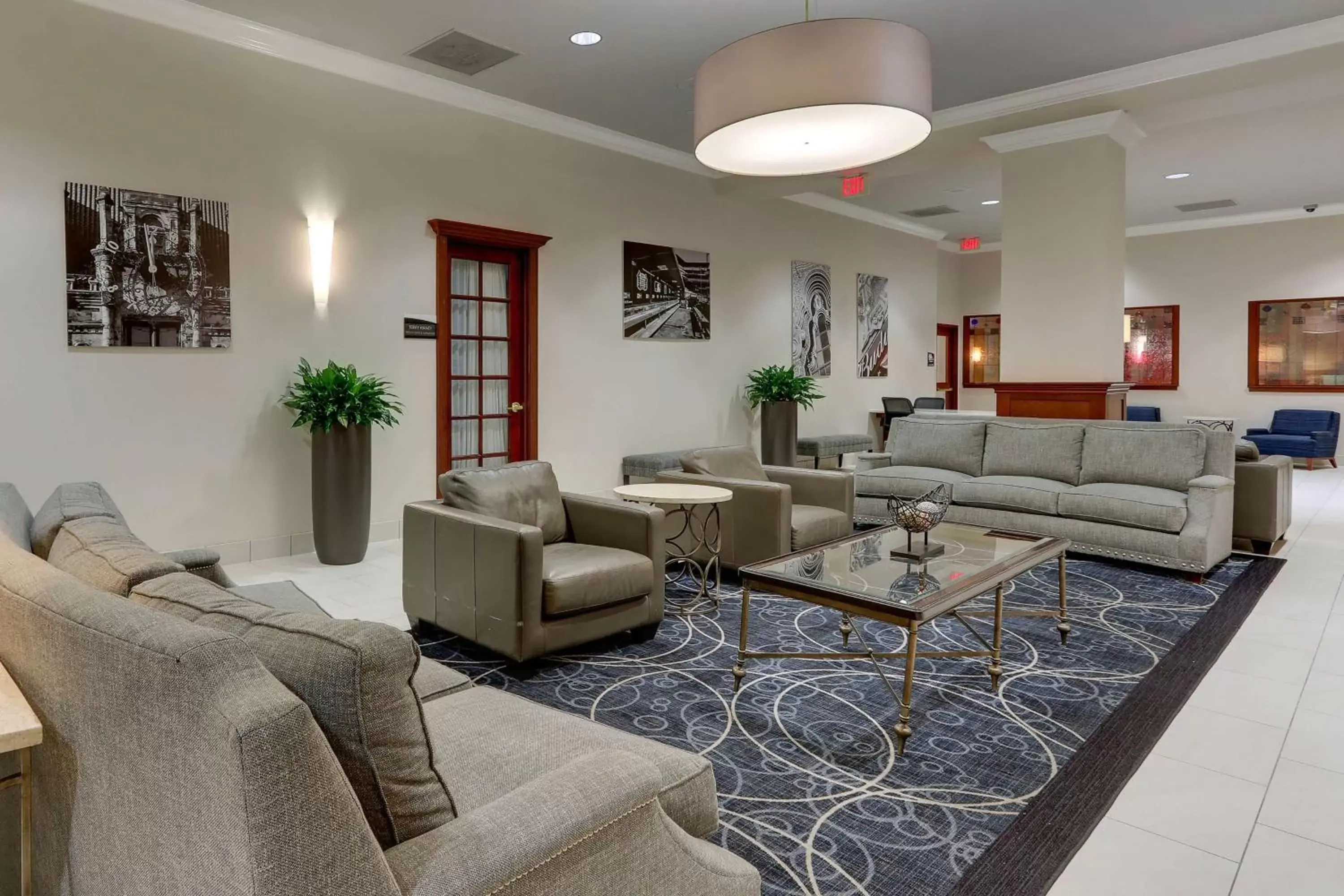 Lobby or reception, Seating Area in DoubleTree by Hilton St. Louis Forest Park