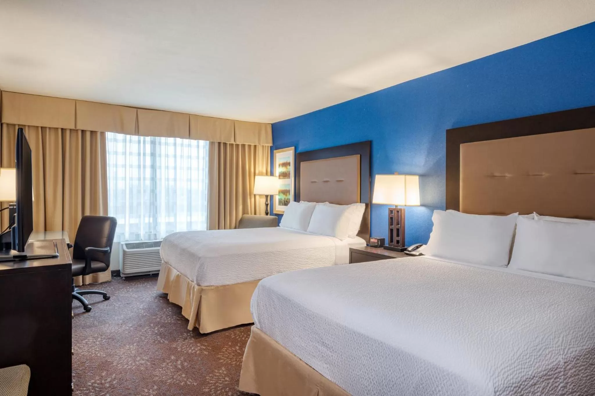 Photo of the whole room, Bed in Holiday Inn - Terre Haute by IHG