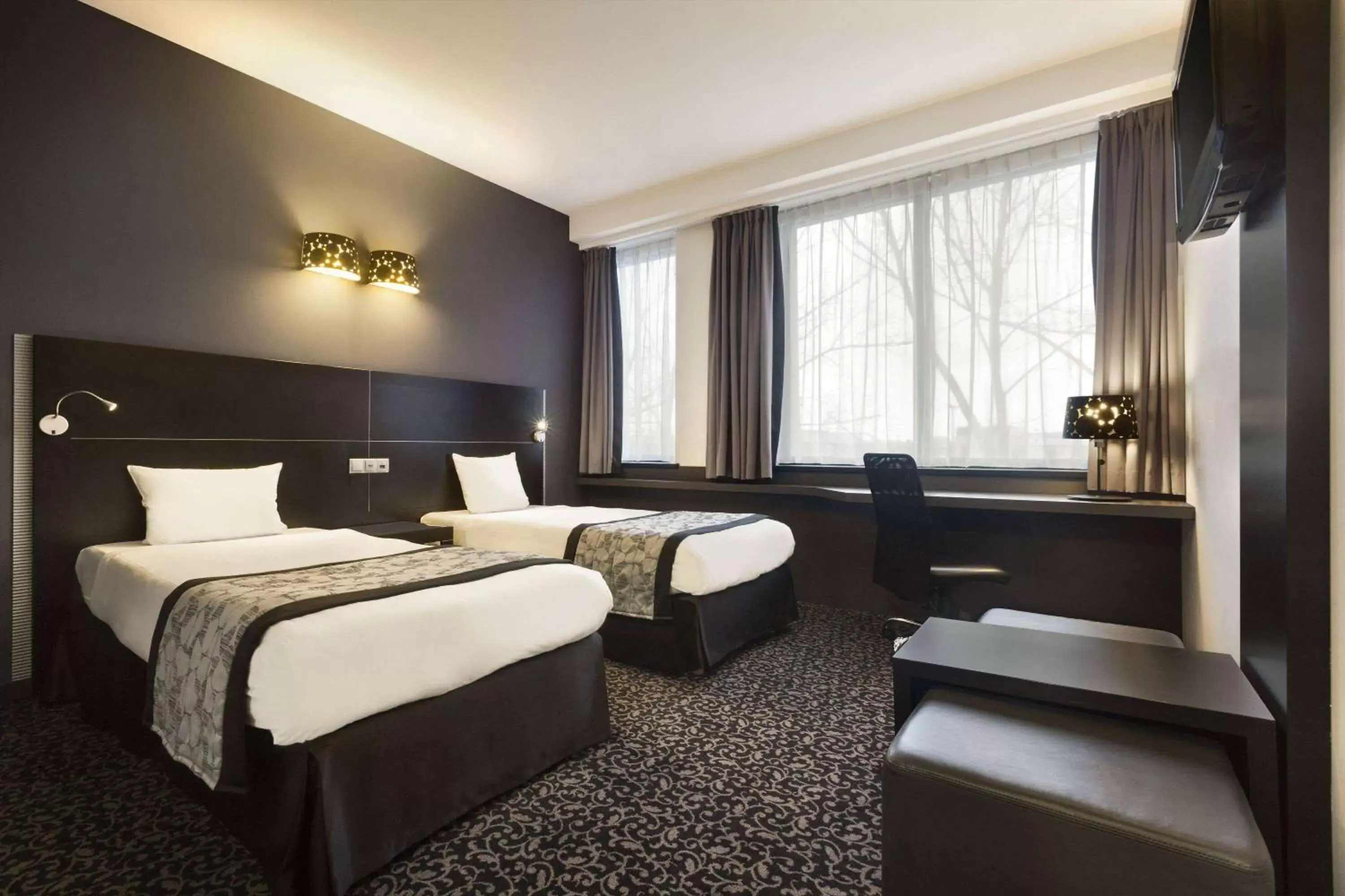 Photo of the whole room, Bed in Hotel Ramada Brussels Woluwe